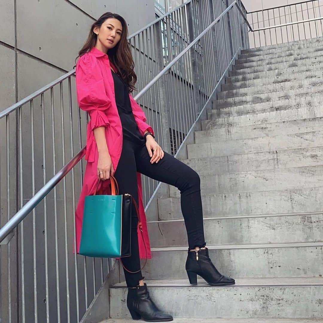 のインスタグラム：「#ootd #fashion  _ 先日のおピンクcode🥰 パキッとしたピンクは女性らしさ×強さを 表現できる気がして好き🤍🤍 _ ブラックコーデも好きだけど カラーコーデも可愛いよね💐 _ tops： @zara  bottoms： @uniqlo  outer： @leoryxebloa_official  bag： @marni  _ _ #code #instafashion #fashionstyle #marni #zara #uniqlo」