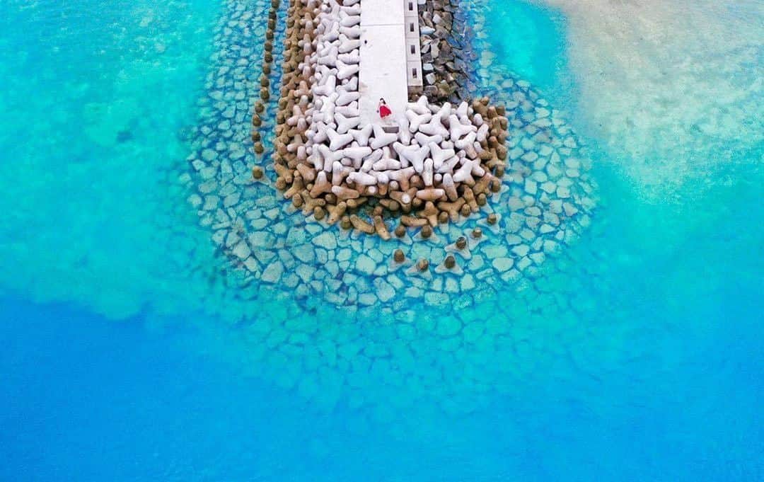 Be.okinawaのインスタグラム：「A picturesque Ishigaki Island can be reached in about an hour from Naha. You will surely be fascinated by the beautiful patterns of the blue sea! You may wonder why the countless concrete blocks are lined up; they are important for protecting the island from rough waves especially during typhoons.  📍: Ishigaki Island 📷: @tomako_tabifeti Thank you very much for your lovely photos!  Hold on a little bit longer until the day we can welcome you! Experience the charm of Okinawa at home for now! #okinawaathome #staysafe  Tag your own photos from your past memories in Okinawa with #visitokinawa / #beokinawa to give us permission to repost!  #ishigakiisland #石垣島 #이시가키섬 #yaeyamaislands #八重山諸島 #八重山群島 #야에야마제도 #beautifulsea #japan #travelgram #instatravel #okinawa #doyoutravel #japan_of_insta #passportready #japantrip #traveldestination #okinawajapan #okinawatrip #沖縄 #沖繩 #오키나와 #旅行 #여행 #打卡 #여행스타그램」
