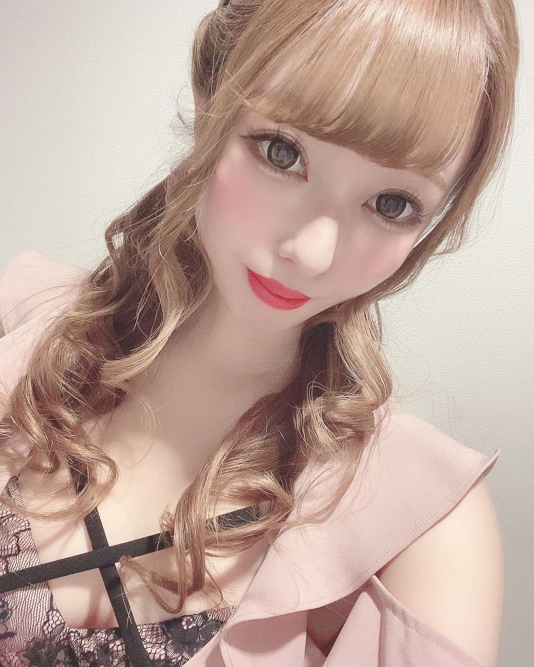 ゆんのインスタグラム：「💴 . 今日からまた仕事がんばるー🥺 . #ガーデン #ガーデン川崎 #川崎 #横浜 #新宿 #歌舞伎町#六本木 #銀座 #名古屋 #ミナミ #北新地 #神奈川 #すすきの #キャバクラ #キャバ嬢 #ガールズバー #シャンパン  #水商売 #夜職 #キャバ嬢メイク #キャバ嬢ヘアメイク #キャバドレス #ドレス #いいね返し #キャバ子ちゃんには騙されない #キャバ子ちゃん #ポケパラ #ポケパラ関東」