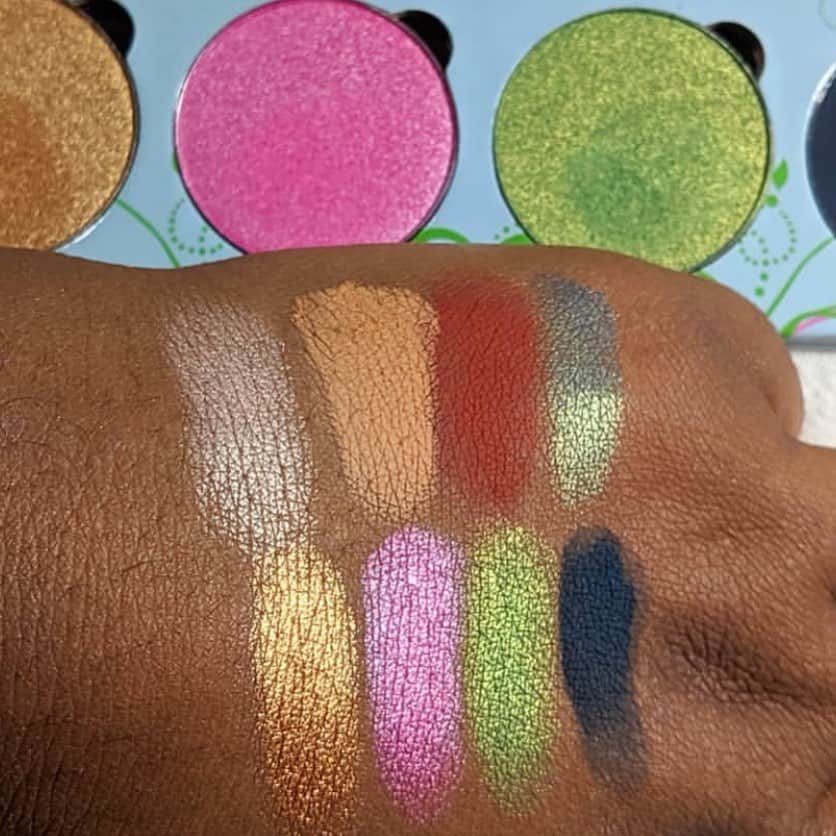Makeup Addiction Cosmeticsさんのインスタグラム写真 - (Makeup Addiction CosmeticsInstagram)「@colanahryt showing us swatches of the meadow palette.! The pans are huge and highly pigmented. Some shades can be used as blush and highlight too! #we love yo see a versatile palette!!  Shipping internationally 💣 #makeupaddictioncosmetics」10月29日 18時53分 - makeupaddictioncosmetics