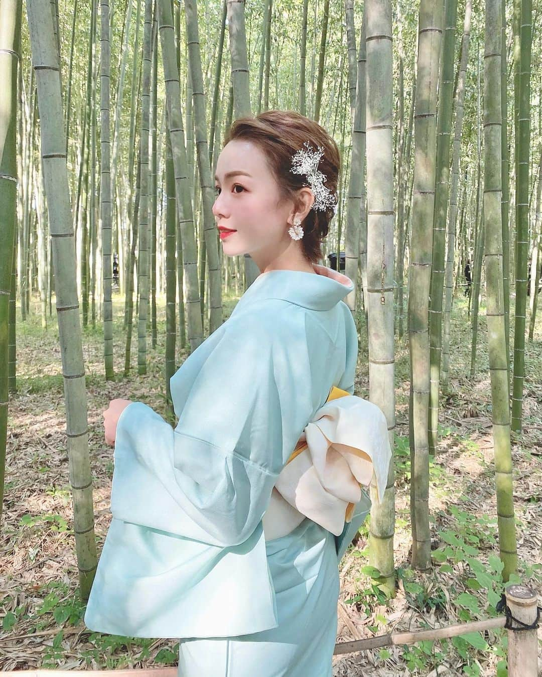 黒田真友香さんのインスタグラム写真 - (黒田真友香Instagram)「着物で嵐山散策👘🍂  京都の河原町の方はよく行くんだけど、嵐山はめちゃくちゃ久しぶり☺️  京都観光行くので詳細教えてくださいってDM沢山いただいたので、紹介します☺️  12時🕐　#梨花和服 嵐山店で着付け＋ヘアセット  13時〜14時🕐　竹林や渡月橋など徒歩で散策  14時〜15時🕐　#嵯峨野湯 というお風呂屋さんを改装したカフェで軽くランチ  15時〜16時🕐　#嵐湯　という足湯とお茶を楽しめるお店で足湯♨️  このあと着物を返しに行って終了🙆‍♀️  着物は少ししんどいので、がっつり食べる予定などは入れないのが無難です🥺  日曜日に行ったのですがどこもかなり混んでました！  ピーク時間を外すか予約するのがオススメです🌸  今回行った場所は全て　#嵐山カフェ　#嵐山観光　などのハッシュタグ検索で当日見つけました😂　沢山投稿されてるのでどこ行くか迷った時は是非見てみてください💓  徒歩でまわれる範囲にあり結構歩くので、下駄での靴擦れが心配な方は絆創膏もしっかり用意して下さいね😍  #嵐山観光#竹林の小径#竹林#着物#着物ヘア #着物コーディネート #着物レンタル #着物コーデ #着物ヘアセット #京都観光#嵐山グルメ #渡月橋#旅まゆかjapan」10月29日 18時53分 - kurodamayukaxx