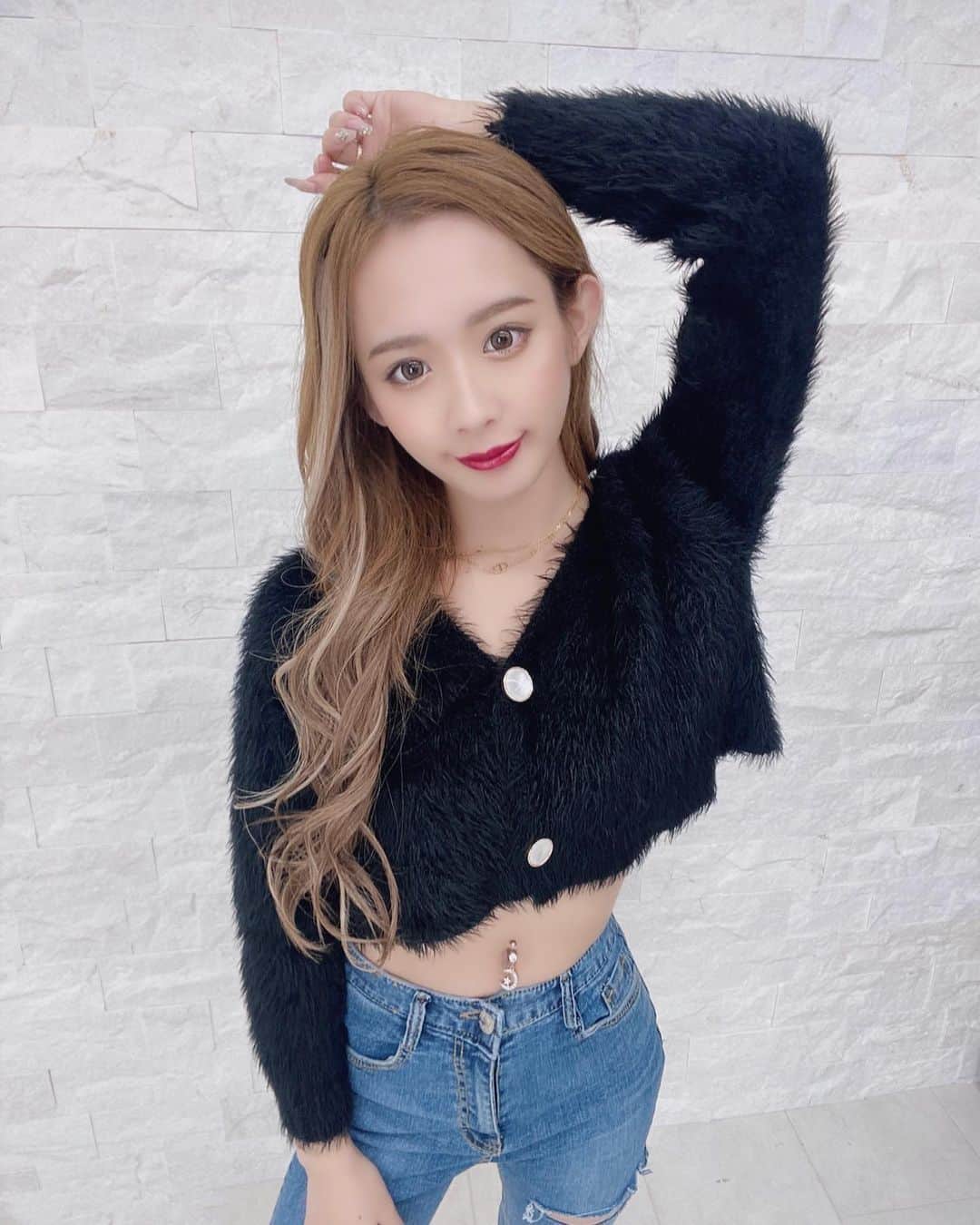 田村月光（ツッキー）のインスタグラム：「. NATURAL🖤 つけまもマツエクもしてないYO 今日も撮影でした〜 新作楽しみにしててね〜🧸‪‪❤︎‬ どっちも @vered.official の服だよ❕」