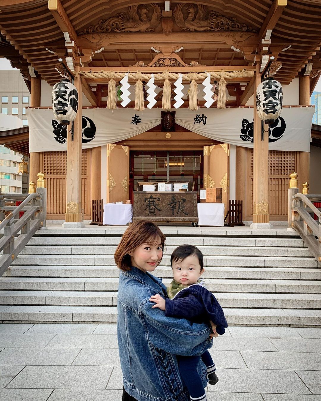 友稀サナさんのインスタグラム写真 - (友稀サナInstagram)「下の子の安産祈願へ👶🙏⛩ . あと息子の8ヵ月越しのお宮参りならぬお礼参りも兼ねて😂🎌🙏 . 息子の時は大安戌の日を狙って行ったので大混雑でしたが、今回は何もこだわらず😗(第二子の宿命w) おかげでほぼ貸し切りの水天宮でした⛩✨ こんなご時世だしね、行ける時に行けたら良いのさ🌈 気持ちが大事だから👌 . 来るのが遅くなってしまいましたが、息子はこんなに大きくなりました👶❣️ 水天宮の神様、ありがとうございました😊 . 第二子も母子共に健康で、出産に挑めますようお見守り 下さい🙏✨ . . . #水天宮#水天宮安産祈願#安産祈願 #第二子妊娠中#男の子ママ#男の子ベビー  #マタニティ記録#マタニティ生活  #マタニティライフ#妊娠5ヶ月  #妊娠中期#安定期#年子妊娠中#年子育児  #2児のママ#息子の成長#美白男子 #雪の精霊#雪だんご#色白男子  #赤ちゃんのいる生活  #赤ちゃんのいる暮らし#生後8ヶ月  #0歳児#令和2年ベビー#2月生まれ」10月29日 18時55分 - sana0810yuuki