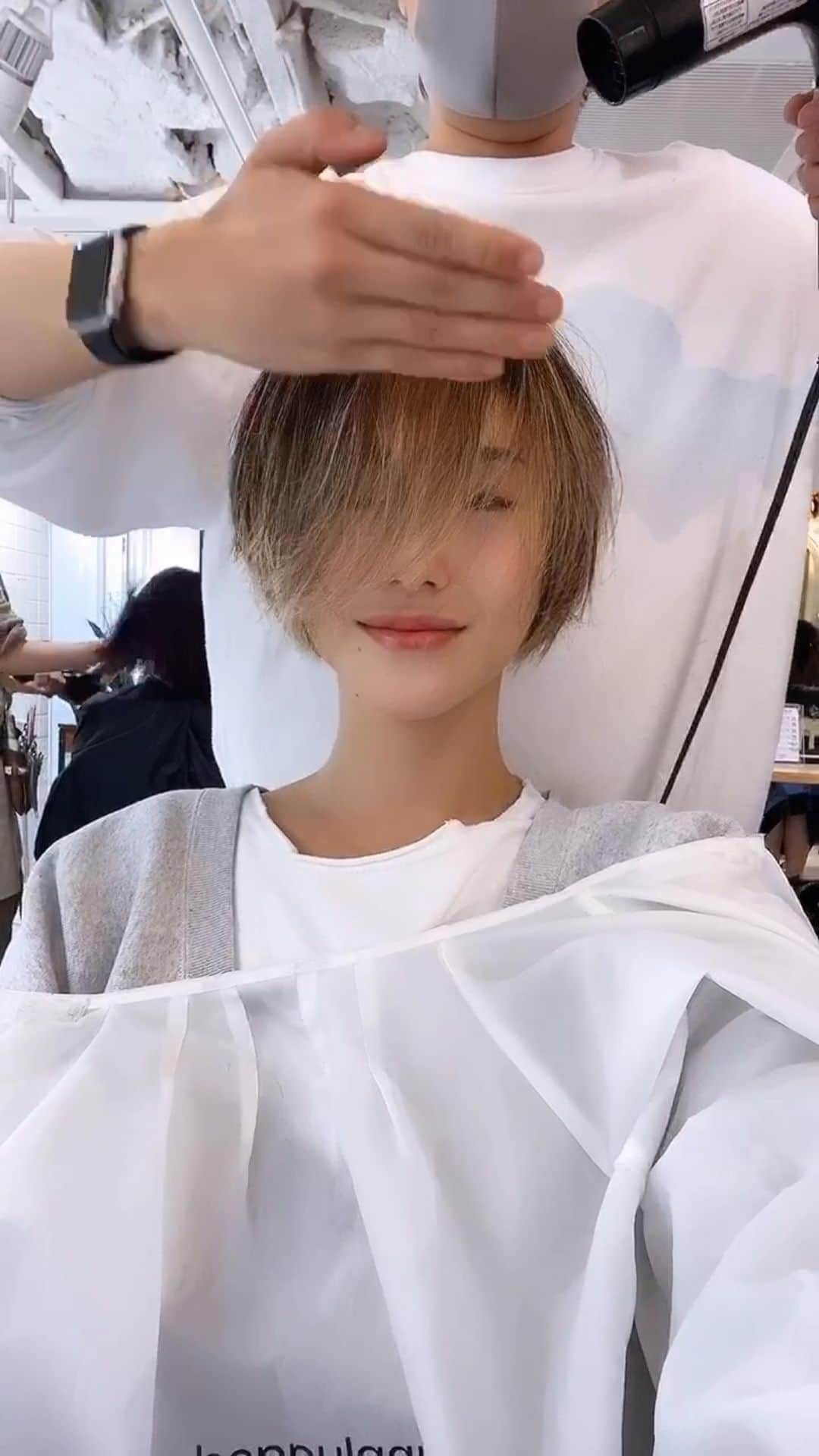 &mのインスタグラム：「前髪作るよーのリール👻」