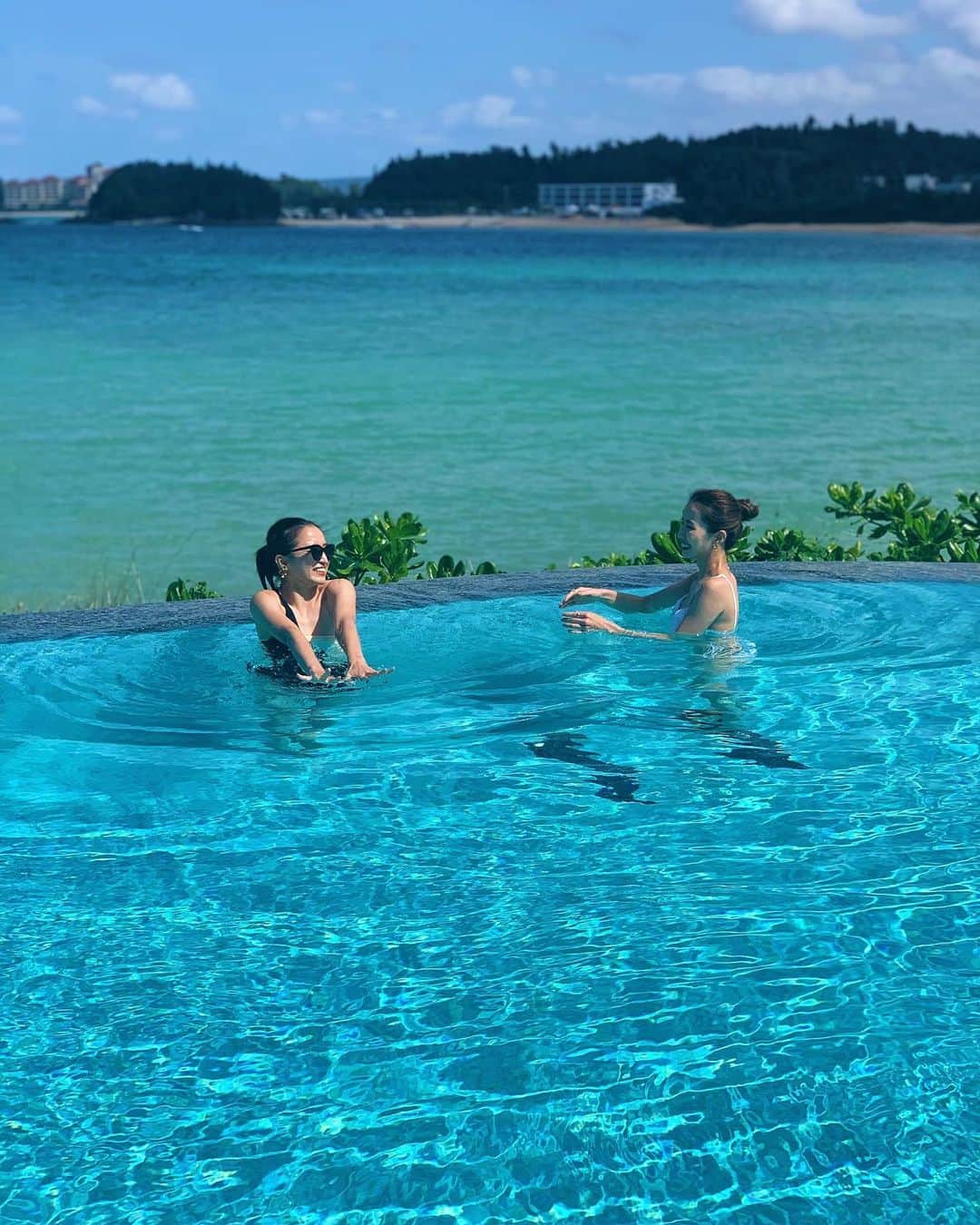 ARISA（和田有沙）さんのインスタグラム写真 - (ARISA（和田有沙）Instagram)「打ち合わせなしで 水着のカラーが一緒だった🤣💓 ㅤㅤㅤㅤㅤㅤㅤㅤㅤㅤㅤㅤㅤ 感動🥺❤️ㅤㅤㅤㅤㅤㅤㅤㅤㅤㅤㅤㅤㅤㅤㅤㅤㅤㅤㅤㅤㅤㅤㅤㅤㅤㅤ  極寒プールだったからこそ 笑えて楽しめた🤣🔥 ㅤㅤㅤㅤㅤㅤㅤㅤㅤㅤㅤㅤㅤ 沖縄投稿は一旦おしまい☺︎ お付き合いいただきありがとうございました🥺🙏🧡ㅤㅤㅤㅤㅤㅤㅤㅤㅤㅤㅤㅤㅤ  #沖縄#okinawa#ありこりㅤㅤㅤㅤㅤㅤㅤㅤㅤㅤㅤㅤㅤ」10月29日 18時58分 - wadaarisa