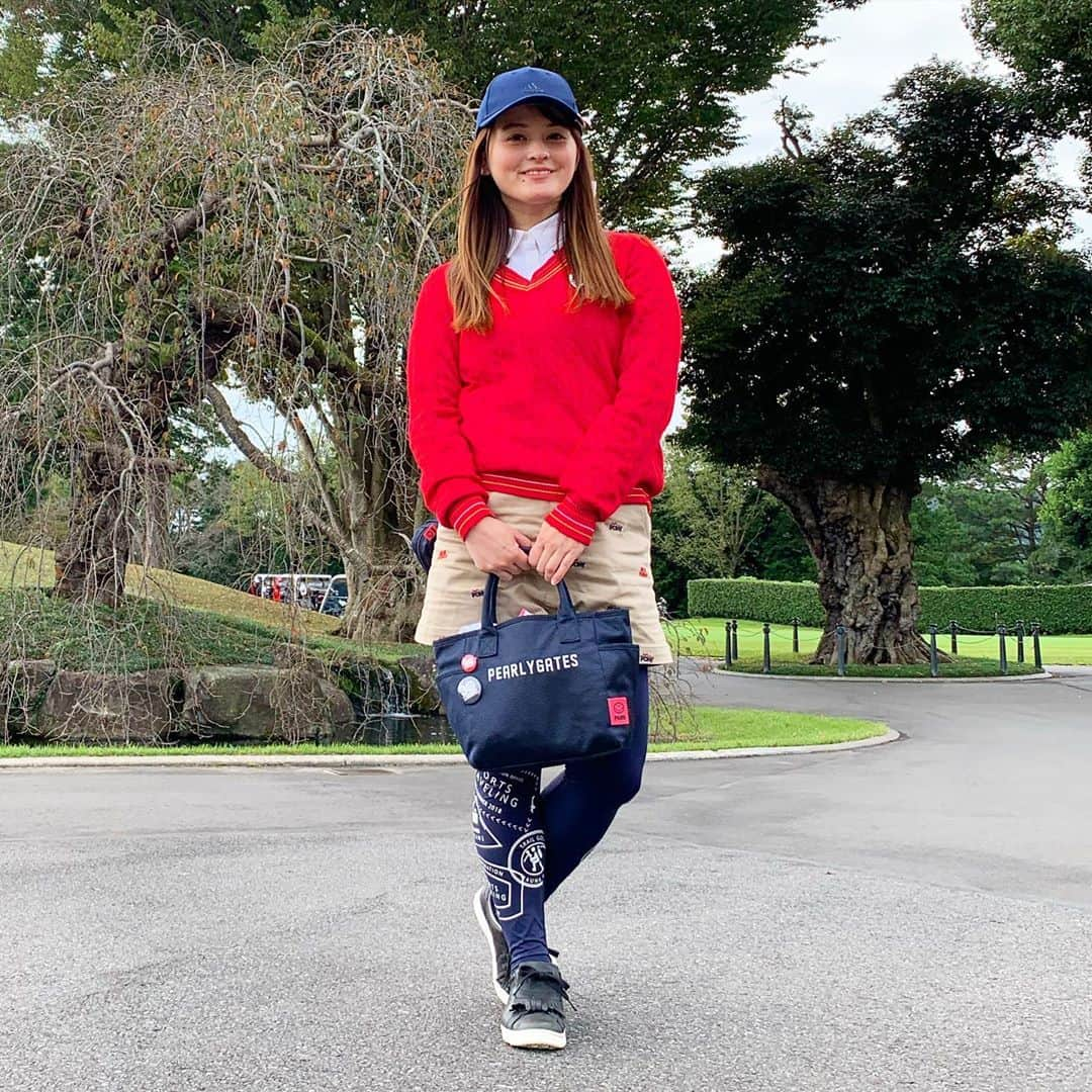 奥山夏織さんのインスタグラム写真 - (奥山夏織Instagram)「この間の#ゴルフコーデ ✨ ・ cap #adidasgolf knit #callawaygolf tops #callawaygolf  leggings #callawaygolf bag #pearlygates ・ 最近ゴルフウェアあんまり買ってないから着るものがワンパターン化してきました笑 ・ #ぽっちゃりさん 🐷へのおすすめ　#ゴルフコーディネート 冬のニットは大きめで薄い物も良いです💓中にたくさん着込めるので着膨れ防止に✨ ・・・ #ゴルフウェア #ゴルフウェアコーデ #golf #golf女子 #golfcoordinate #golfwear #ゴルフ女子 #ゴルフ女子コーデ #ゴルフ#ゴルフ日和 #ゴルフ好きな人と繋がりたい #🏌️‍♂️‍♀️ #⛳️ #ちゃぉりgolf #インスタゴルフ #インスタゴルフ女子」10月29日 18時59分 - okuyama_kaori