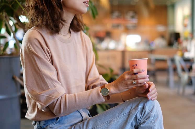 eiko kagamiのインスタグラム：「. . いつの間にか、ファッションの中に必須になっていた腕時計⌚️ . @mavenjapan  ブラウン×オリーブのフェイスカラーと、メンズライクなフェイスの大きさが絶妙で大満足❤︎ . . . . . #mavenwatches  #マベン #マベンウォッチズ  #ファッション #腕時計#時計 #大人カジュアル #アラフォーコーデ」