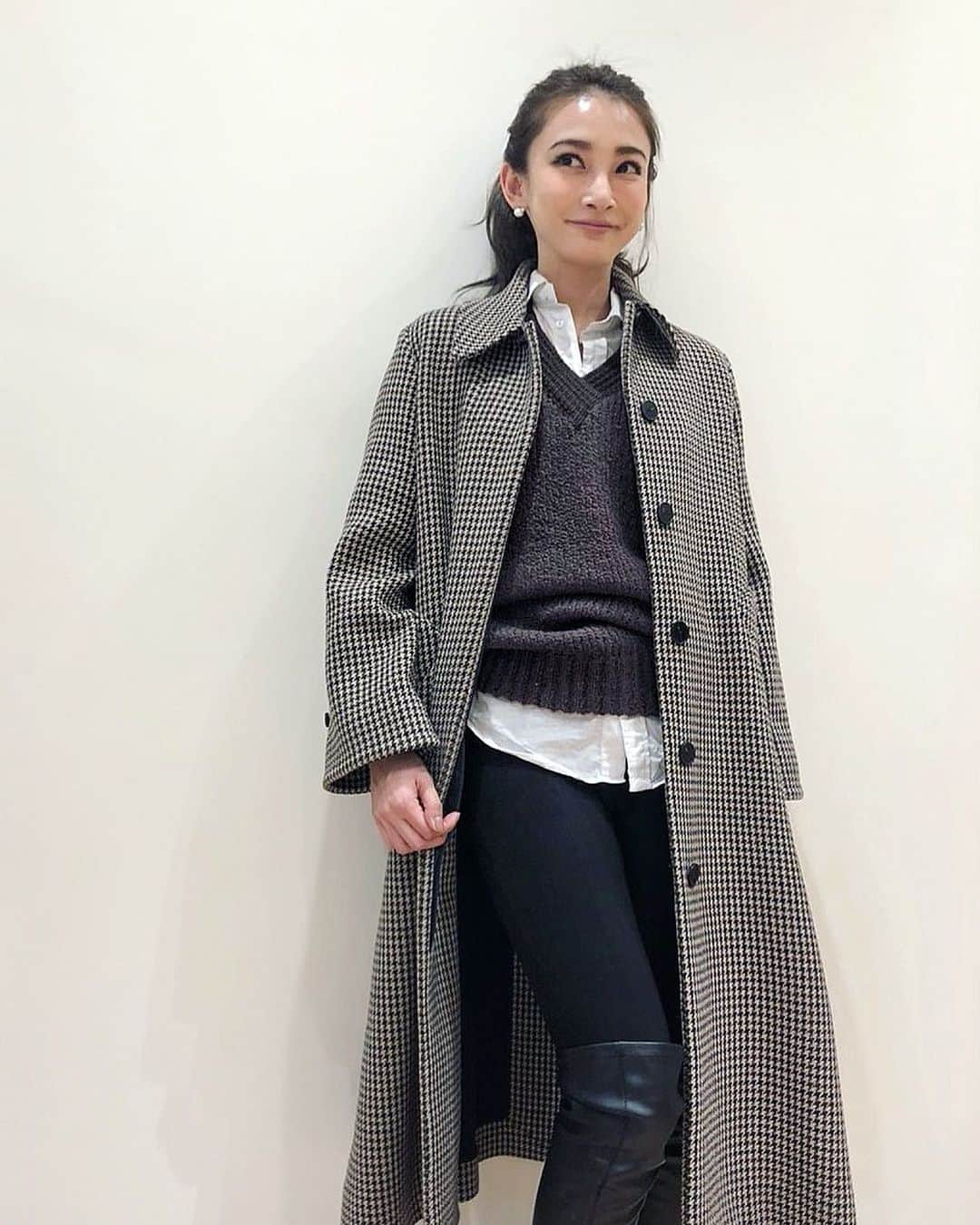 里海のインスタグラム：「おでこピカーン⭐️😂  チェック可愛いですよね! 結構チェックのコート持ってます!  ？？ チョット待って  チェックじゃないかも、、、 このコートww  コートは　@comptoirdescotonniers_japan  ベストニット　@31philliplim  シャツ　@ralphlauren」