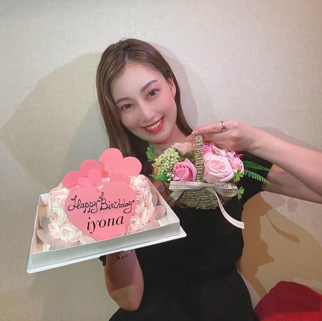 のインスタグラム：「＿＿＿＿＿＿💐 幸せいっぱい😭泣いた泣いた。 ありがとう！大好き😭🤍 _ _ #誕生日#my birthday#バースデー #時差投稿」