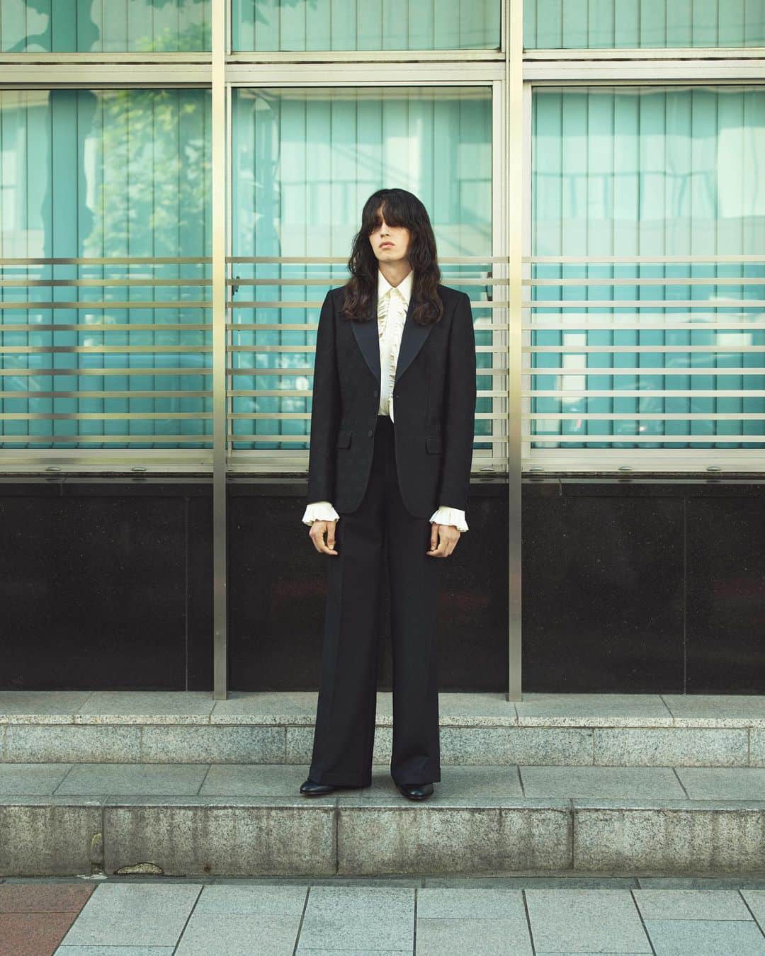 長山一樹のインスタグラム：「最新号PenにてGUCCIのページを撮影しています。神保町のレトロビルヂングの縦ブラインドとGUCCIのレトロなシャツのディテールがセクシーです。  @penmagazine  @gucci  Stylist @st_kohtakawai  Hairmake @masaki_sugaya  Photographer @kazuki_nagayama  #pen #mensfashion #magazine #gucci #photography #portrait #hasselblad #h6d #kazukinagayama #長山一樹 #メンズファッション」