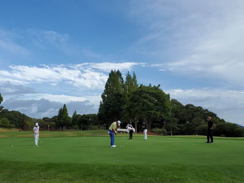 スタイヤーノ梨々菜さんのインスタグラム写真 - (スタイヤーノ梨々菜Instagram)「. 11月の　真弓&勝成のExpert Golf　に出演させていただきます！ 📺サンテレビ毎週木曜日23:00〜23:30 すごく勉強になり、楽しかったです😆  収録日は台風が通り過ぎたあとで、悪天候な中、スタッフの皆様は大変なご苦労だったと思います！ 無事に収録できてよかったです😆  是非ご覧ください🌟  #fila #filagolf #zerofit #mysole #アキラプロダクツ #アークよかわゴルフ倶楽部　#expertgolf」10月29日 19時04分 - ririna9911