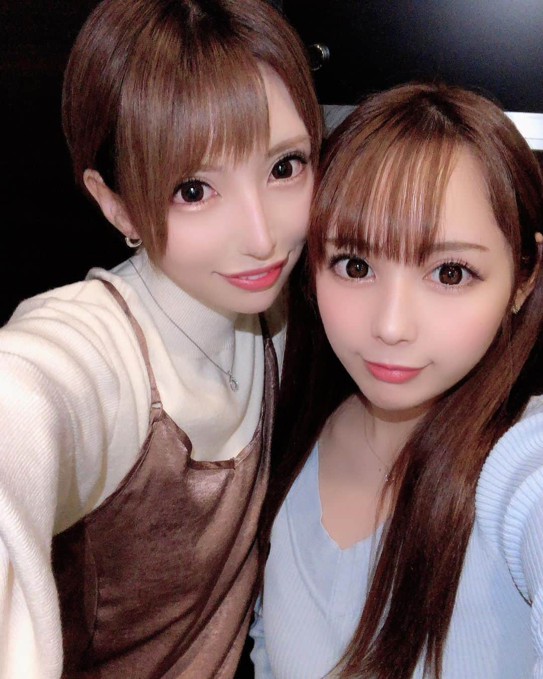 葉月七瀬のインスタグラム：「. 時差更新🥺 . るーちゃんと久々に会えた💖 なかなかタイミングで会えなかったけど やっと会えて嬉しい🥰 安定に可愛いし 一緒にいて楽しいハニーたん👩‍❤️‍👨 . フグ食べに行った🐡💕 可愛いからケーキも買って 持ち込みした🍰 #佳苗るか #乙葉ななせ #ななるー  安定の#とらふぐ亭」