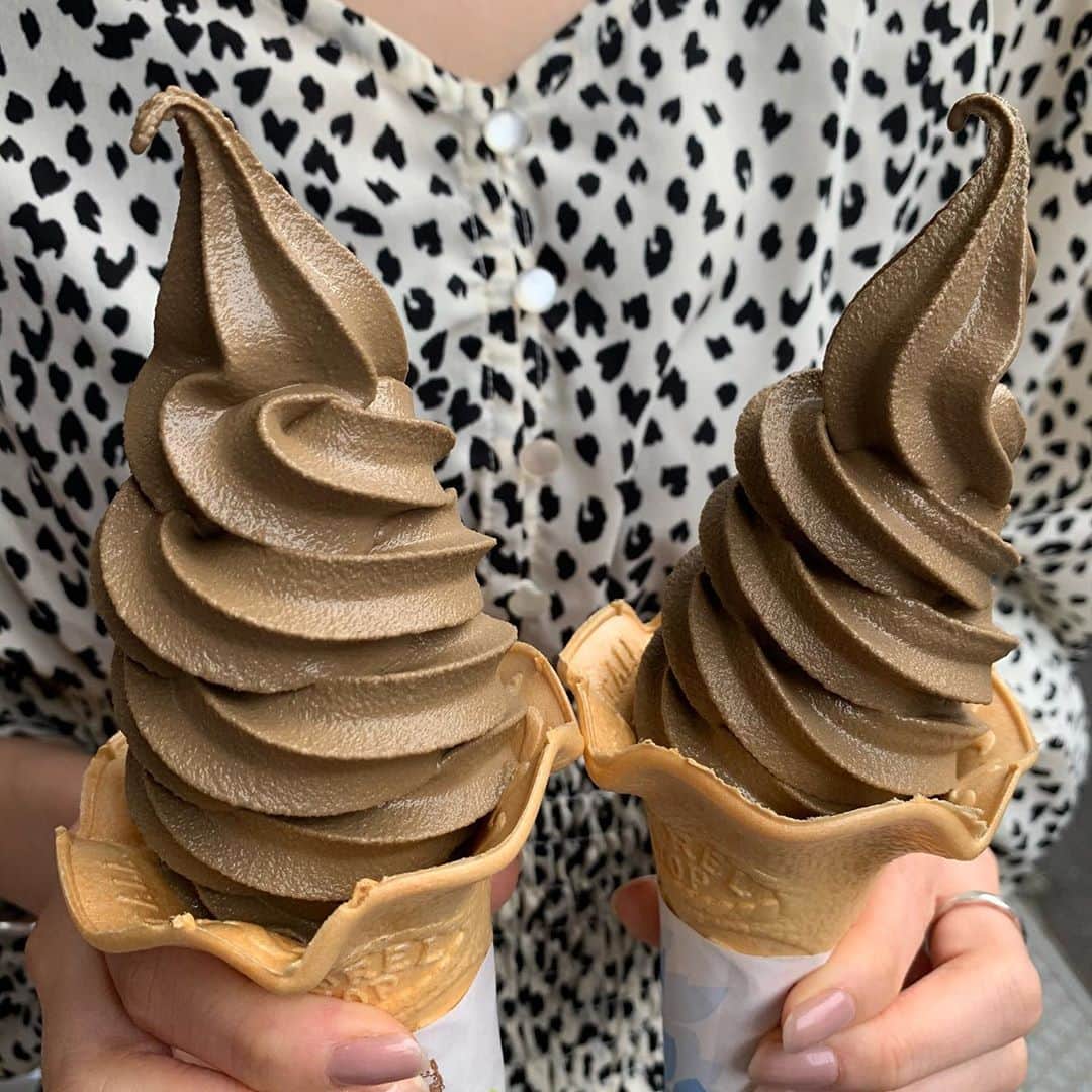 のインスタグラム：「【人形町　森乃園】 ほうじ茶専門店のほうじ茶ソフト🍦 ㅤㅤㅤㅤㅤㅤㅤㅤㅤㅤㅤㅤ 🏠#人形町　#森乃園 🚶‍♂️人形町駅徒歩3分 📖ほうじ茶ソフト(¥380)×2  人形町名物のほうじ茶専門店。 ㅤㅤㅤㅤㅤㅤㅤㅤㅤㅤㅤㅤㅤ ほうじ茶の味がしっかりしておいしい！ 舌触りある。どことなくチョコを感じるくらい濃厚。適度にさっぱりしていて後味もいい。 ほうじ茶の味がしっかりするのポイント高い！ ㅤㅤㅤㅤㅤㅤㅤㅤㅤㅤㅤㅤㅤ テイクアウトのソフトクリームは目の前のベンチで食べられる！ 2Fには喫茶があってそこではほうじ茶のパフェやあんみつが楽しめる！ ㅤㅤㅤㅤㅤㅤㅤㅤㅤㅤㅤㅤㅤ めっちゃ美味しかった。 人形町らへんに行くことがあったらほうじ茶好きの人はぜひ行ってみてね。 ここのほうじ茶ソフトがNo. 1。 オススメ！！！  東京都中央区日本橋人形町2-4-9  営業時間 甘味処12:00〜17:30」