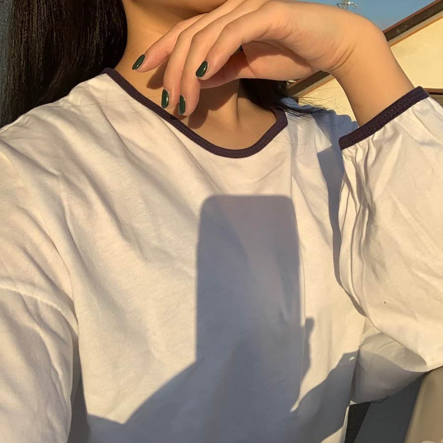 山下恵奈のインスタグラム：「iPhoneの影めちゃめちゃに映ってておもろい」
