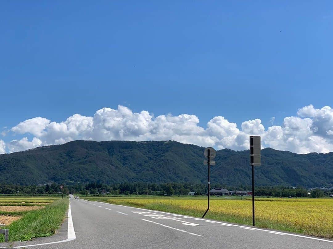 生田佳那のインスタグラム：「先月にやっっと安曇野に帰ることができて😭 やっっとわたしの家族に👶会わせることができて😭 もう本当にいい場所！ 自然に癒されて急遽泊まったホテルは高校生？の時にバイトしてた場所でした😭 1年ぶりの安曇野はやっぱりずーっと最高な場所でした♡ #安曇野 #長野 #nagano #azumino #わさび #わさび農園 #アンビエント安曇野 #馬 #田舎 #安曇野ホースランド #ハイジの里」