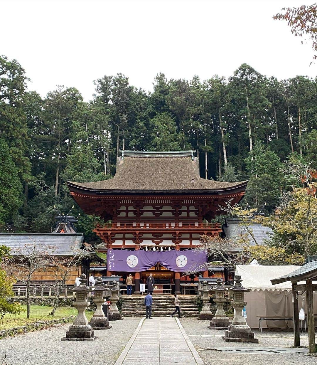 青山有紀さんのインスタグラム写真 - (青山有紀Instagram)「和歌山の丹生都比売神社。 1700年以上前に創建された古社、紀伊國一之宮。神道と仏教が共存する聖地で、高野を保護する女神の社と言われているそうです。 10年ほど前に偶然辿り着き、今回もたまたま近くを通ってまた来れました✨」10月29日 19時07分 - yukiaoya