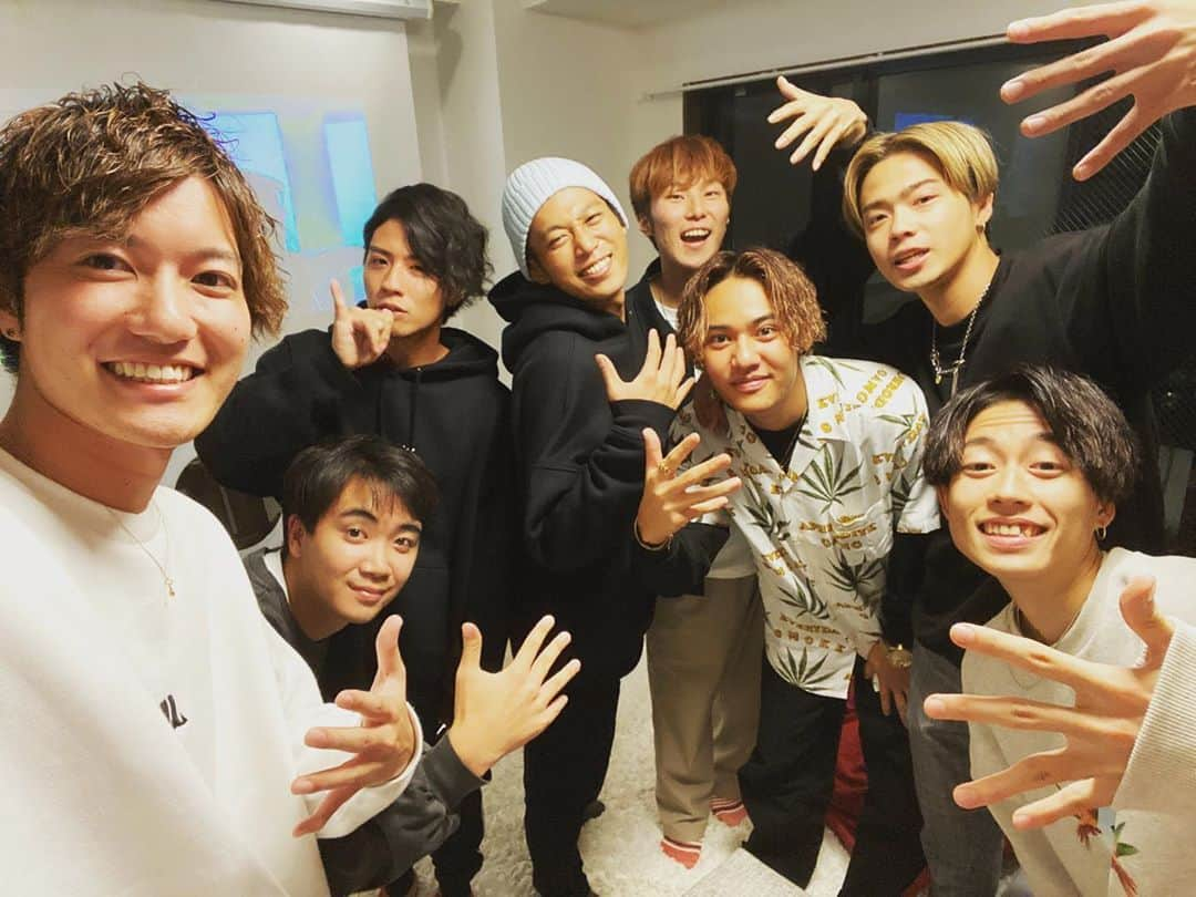 エビスジャップのインスタグラム：「また宅飲みしよなー🤙  #コムドット」