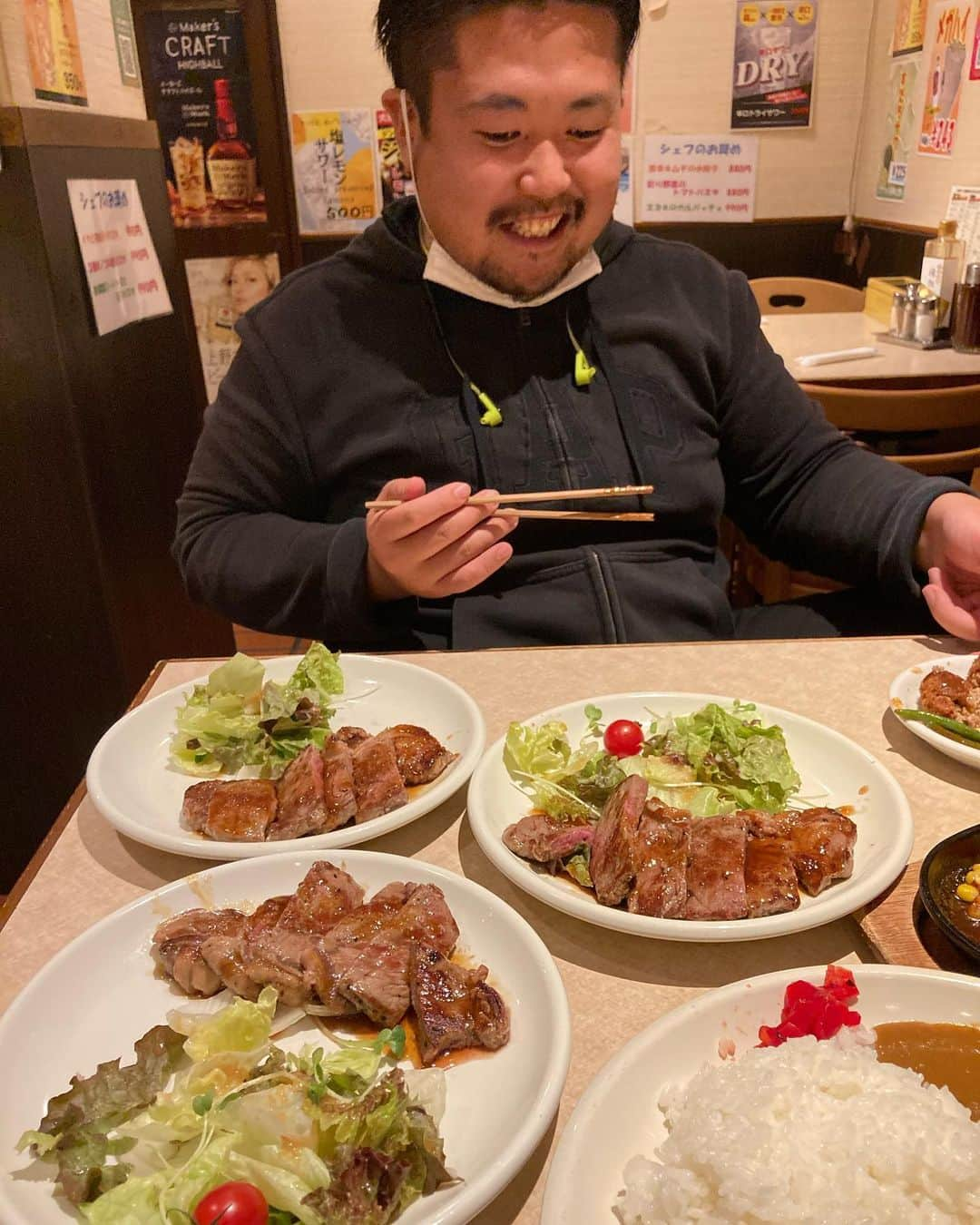 D-中山さんのインスタグラム写真 - (D-中山Instagram)「【29の日】﻿ テレビの反響が良かったのか、 純粋に肉を見てなのか、﻿ とりあえず自然と笑みが溢れていたサモアン‼️﻿ ﻿ とても美味しゅうございました‼️﻿ 肉の日ということで一皿税込290円‼️ ﻿ 13時に整理券受け取ってわずか15分で店内へ‼️﻿ 最高のランチというか夜勤明けなのでブレックファースト‼️﻿ ﻿ Dー‼️‼️‼️‼️‼️﻿ #お笑い#芸人#筋トレ#筋肉#マッチョ#プロテイン#ワタナベエンターテインメント#トリオ#マッスルジム#フィジーク#ボディビル#jbbf#training#fitness#fit#body#workout#gym﻿ #fitnessmotivation#sport#今夜くらべてみました#肉の大山」10月29日 19時13分 - abc.d23