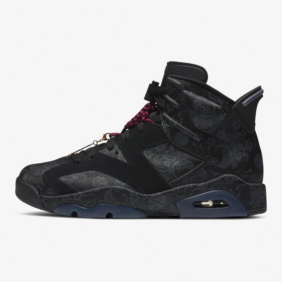 HYPEBEASTさんのインスタグラム写真 - (HYPEBEASTInstagram)「@hypebeastkicks: @jumpman23 is celebrating China’s Singles’ Day holiday with a special Air Jordan 6 release. Built from a delicate jacquard pattern that blends sporty motifs like basketballs and nets with classic roses, the shoe sees additional details in the form of nubuck forefoot overlays, a metallic gold Jumpman charm and a traditional Chinese knot done up in burgundy on the tongue to represent good luck. Look for it to release exclusively on @nike SNKRS China on October 31 for approximately $238 USD.⁠⠀ Photo: Nike」10月29日 19時13分 - hypebeast