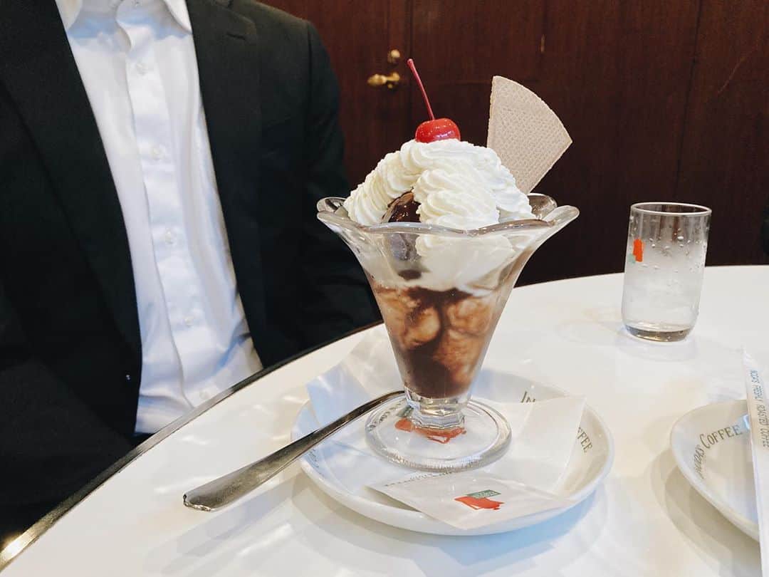 藤野可織のインスタグラム：「私のではないパフェ。」