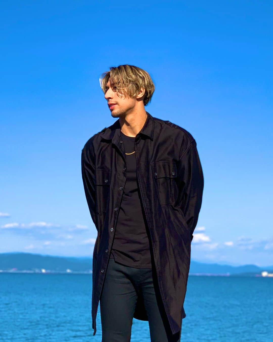 當間ローズのインスタグラム：「#浜名湖 以外と癒しは直ぐ側にあったりするものですね🌹   #バチェロレッテ　 #當間ローズ  #愛と筋肉のハイブリット #ラテンの貴公子  #toumarose  #ShapeOfLove  #ラテン  #ハーフ  #モデル #toumarose #singer #Artist #Model #Tokyo  #Brazilian #brasil  #italian #fashion #fitness #muscle #body #workout #sexy」