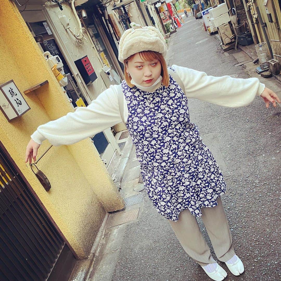 西田さおりのインスタグラム：「椎木に写真お願いしたら コレだよ。 どのタイミングでシャッター 押してくれてんだ。 今日のコーディネート 自分的には超イカしてるって 思ってたんだけど おばさんみたいって 言われたそんな一日。 . . #新宿 #ゴールデン街 #スーパー白目 #おばさんコーデ」