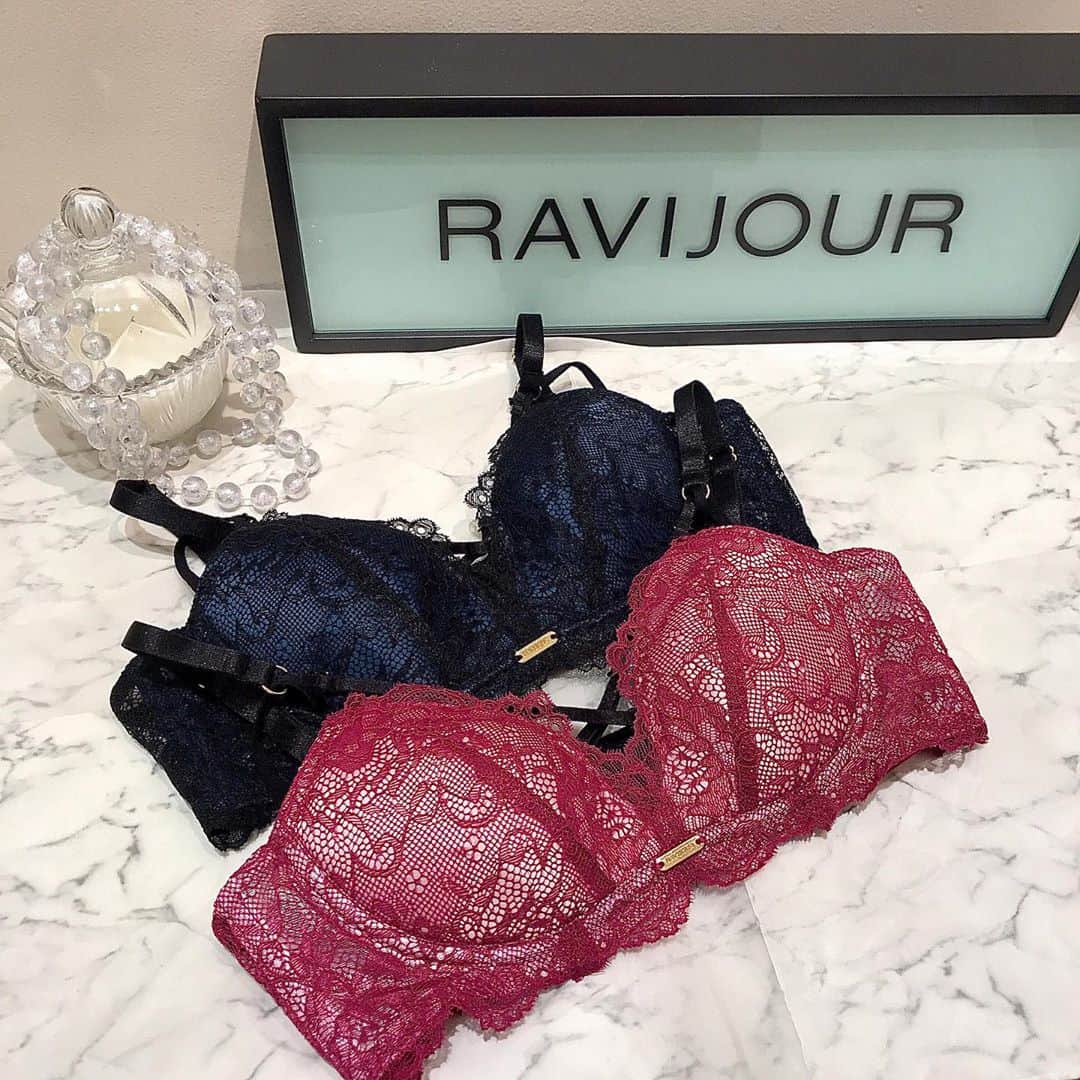 Ravijour札幌4丁目プラザ店のインスタグラム：「#comingsoon   明日から新色2色が追加販売されるファインレース‼️  ノンワイヤーなのに盛れる💖  ファインレースパワーアップ ¥4,590+tax  ショーツ ¥2,690+tax  詳しくはブログをご覧下さい💁‍♀️  #ravijour #ラヴィジュール #ravijourstaff  #ravijoursapporo  #ravijour_official  #ノンワイヤー」