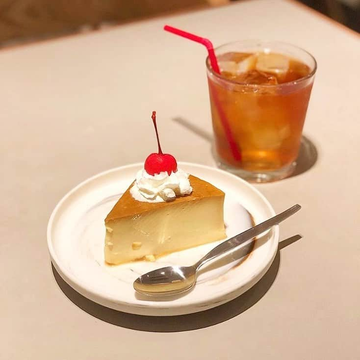 Beaustagrammerさんのインスタグラム写真 - (BeaustagrammerInstagram)「［#cafemiru_東京］﻿ ——————————————————————﻿ 懐かしさと新しさが交差し合うカジュアルダイニング🍒「Sign 吉祥寺」﻿ ﻿ こだわりのプリンは、外側はかため食感、内側はなめらかでまろやか食感のクセになる美味しさです..☺️💕﻿ ﻿ ☑︎なめらか濃厚プリン🍮﻿ ※販売状況は事前にお店へご確認ください。﻿ ﻿ 📍Sign 吉祥寺﻿ ⚪︎住所 / 東京都武蔵野市吉祥寺南町1-1-24 アトレ吉祥寺 本館1F﻿ ⚪︎営業時間 / 【月〜日】朝 9:00〜11:00、昼 11:00〜15:00 夜 15:00〜22:00﻿ ※現在は営業時間が異なる場合がございますので、事前にご確認ください。﻿ ⚪︎定休日 / なし﻿ ⚪︎アクセス / JR・京王井の頭線 吉祥寺駅直結﻿ ﻿ 【#cafemiru_Tokyo】﻿ 📍Sign Kichijoji﻿ ◎Open Hours / 【MON-SUN】morning 9:00〜11:00、lunch 11:00〜15:00、dinner 15:00〜22:00﻿ ◎closest station / 「Kichijoji」﻿ ﻿ ☕️ @sign_kichijoji﻿ 📷 @harabo1﻿ ———————————————————﻿ Cafemiruでは「#インスタ探検隊」or「#cafemiru」をタグ付けしているカフェ写真から、運営スタッフが厳選してご紹介しています👀🔍 ﻿ ￼」10月29日 19時34分 - cafemiru.jp