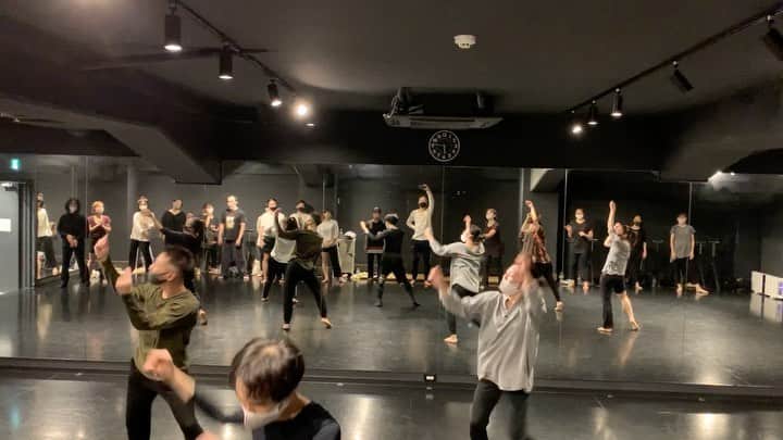 黒須洋壬のインスタグラム：「黒須洋嗣 JAZZ CLASS 2020.Oct.29th @danceworks_jpn  @xross #faith #georgemichael  #mask #dance #jazzdance #tokyo #japan」