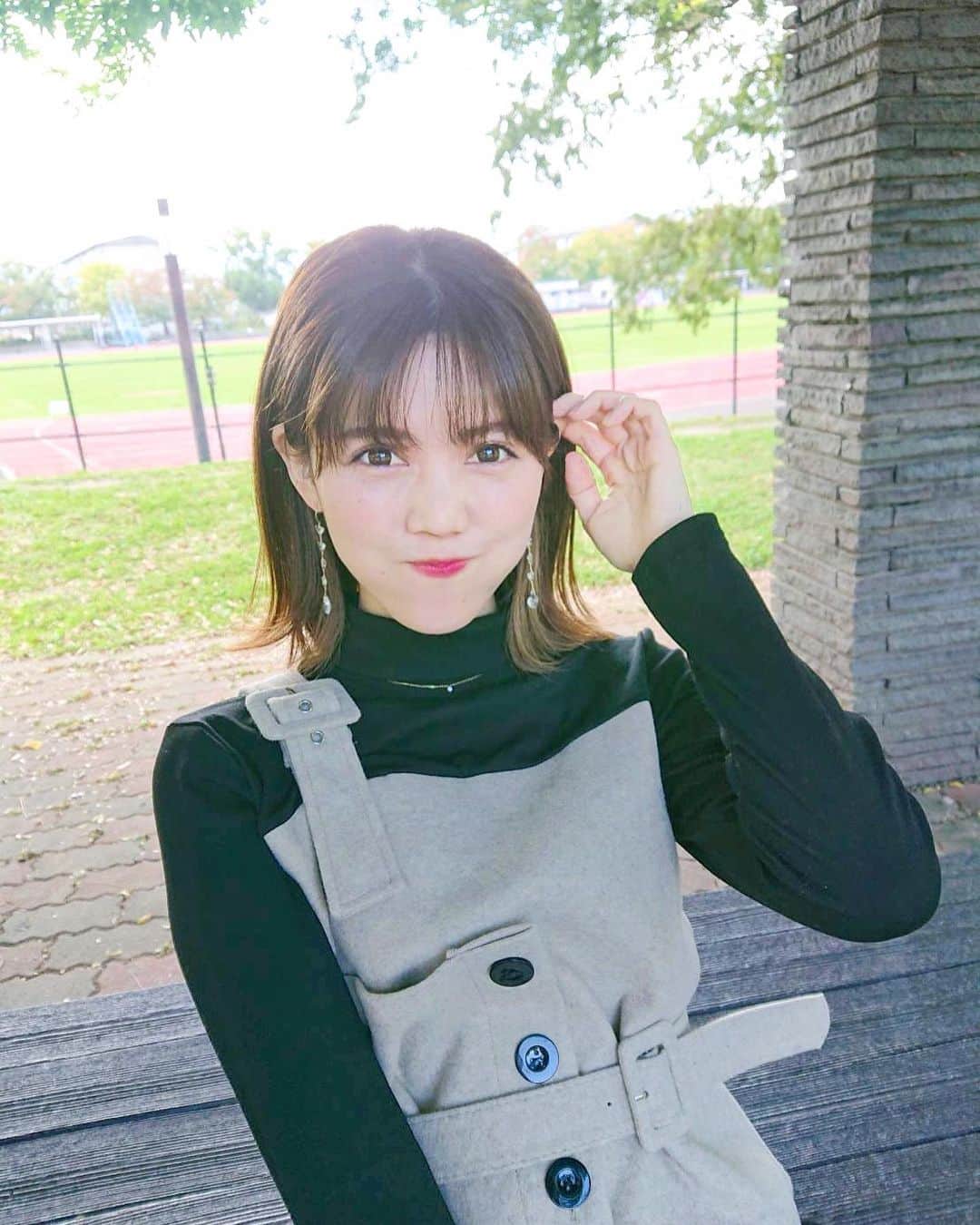 上坂由莉のインスタグラム：「.  今日はお休みでお天気も良くかったから﻿ 買い物ついでにお散歩へ〜👟🍂﻿ ﻿ ﻿ 日中は上着がいらないくらいポカポカで﻿ @spicaglow のセットアップだけで過ごせたよ😘﻿ ワンショルのトップスはドッキングタイプで﻿ 可愛くて一目惚れでした〜❤️﻿ リブニットスカートは生地も柔らかくて﻿ 後ろにスリットが少し入ってるから歩きやすかったよ☀️﻿ ﻿ ﻿ 寒くなるのは苦手やけど﻿ これからの時期は紅葉が楽しみっ🥰🍁﻿ ﻿ ﻿ ☑︎ psh4600で1000円OFF﻿ お得に使っちゃって下さい☺️👗﻿ ﻿ ﻿ #お散歩 #秋 #fashion #spicaglow #spicaglowstyle #ootd﻿」