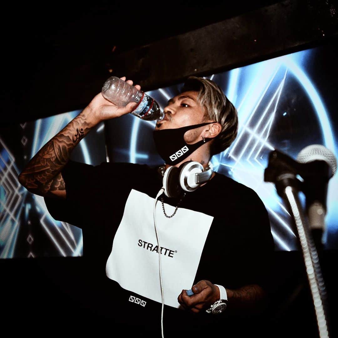 DJ ACEのインスタグラム：「🎧﻿ 昔はDJ中こそ、ガンガン酒飲んでたのに、今ではもっぱら水🤣﻿ ﻿ それでは後ほど21:30からライブ配信で﻿ ﻿ See u soon on LiveDreamer﻿ ﻿ #ストーリーからとんで﻿ #少しインスタでもやる可能性﻿ #ハロウィンセット🎃👻 #ACE1」