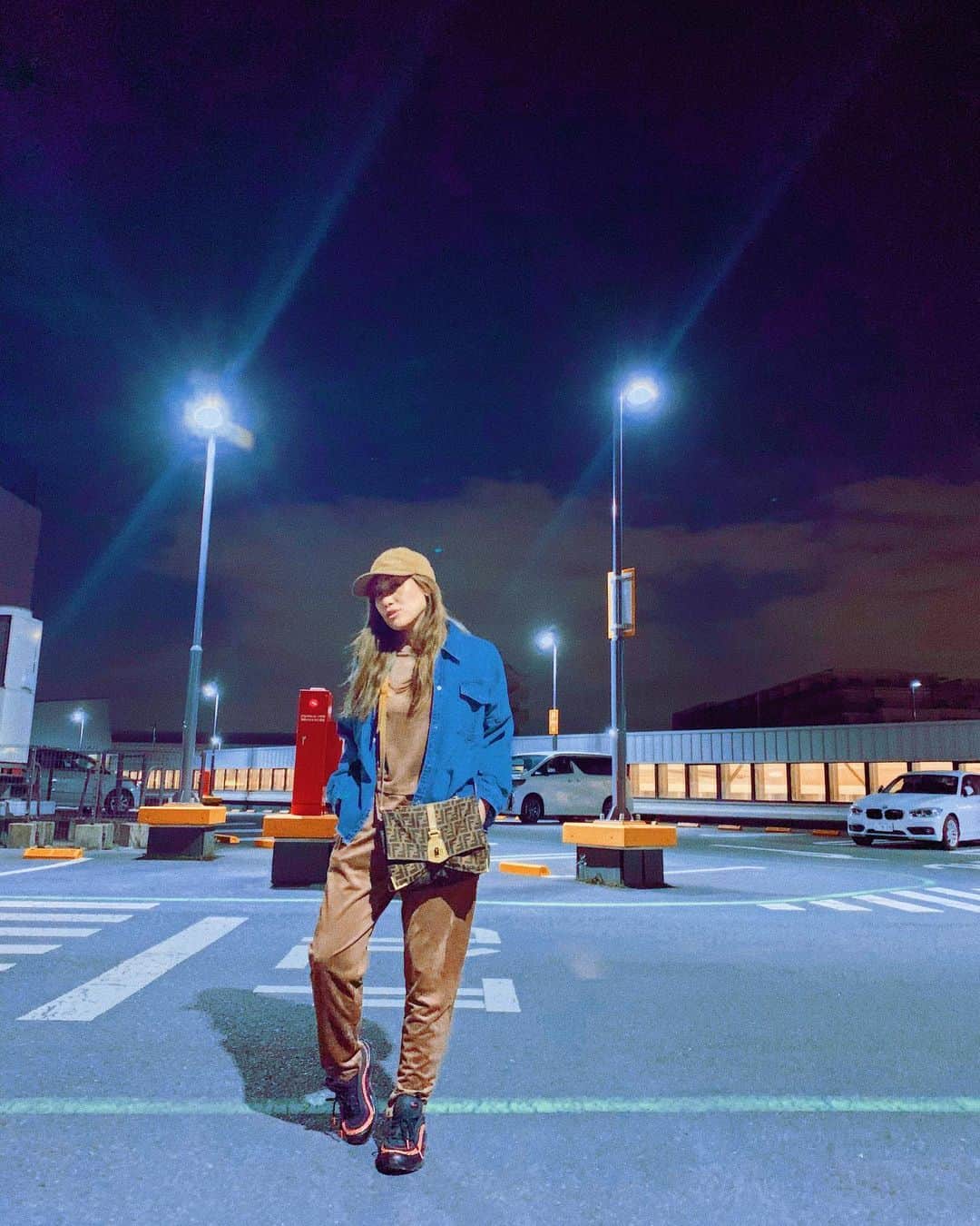 片桐舞子さんのインスタグラム写真 - (片桐舞子Instagram)「今日のコーディネート テーマは「唐揚げ」です🍗  昨日お知らせした鬼滅コンサートへの出演が沢山の反響をいただき嬉しい極みなので、カラアゲニストでもある善逸の声優下野紘様にちなんで唐揚げコーデにしてみました。 （すごい無理矢理感否めないけどいいの、自分が楽しければいいの）  セットアップ… ZARAで数年前に買って全く着る機会なかったのを着てみたら、パンツのゴムがありえないほど緩んでて、ポッケに物入れたら確実に落ちるなってデンジャラスな1日を過ごしました☺️  おケツ丸出しになることなく無事帰宅❤️  CAP @sinderelatokyo (非売品) SHOES #NIKE (Crewからの🎁)  #ZARA#ザラジョ#ザラジョコーデ#全体的に茶色い#中学生男子のお弁当の色合い」10月29日 19時40分 - mays_maiko