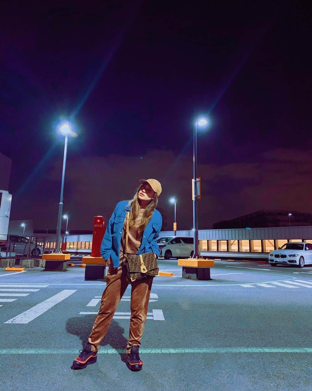 片桐舞子さんのインスタグラム写真 - (片桐舞子Instagram)「今日のコーディネート テーマは「唐揚げ」です🍗  昨日お知らせした鬼滅コンサートへの出演が沢山の反響をいただき嬉しい極みなので、カラアゲニストでもある善逸の声優下野紘様にちなんで唐揚げコーデにしてみました。 （すごい無理矢理感否めないけどいいの、自分が楽しければいいの）  セットアップ… ZARAで数年前に買って全く着る機会なかったのを着てみたら、パンツのゴムがありえないほど緩んでて、ポッケに物入れたら確実に落ちるなってデンジャラスな1日を過ごしました☺️  おケツ丸出しになることなく無事帰宅❤️  CAP @sinderelatokyo (非売品) SHOES #NIKE (Crewからの🎁)  #ZARA#ザラジョ#ザラジョコーデ#全体的に茶色い#中学生男子のお弁当の色合い」10月29日 19時40分 - mays_maiko