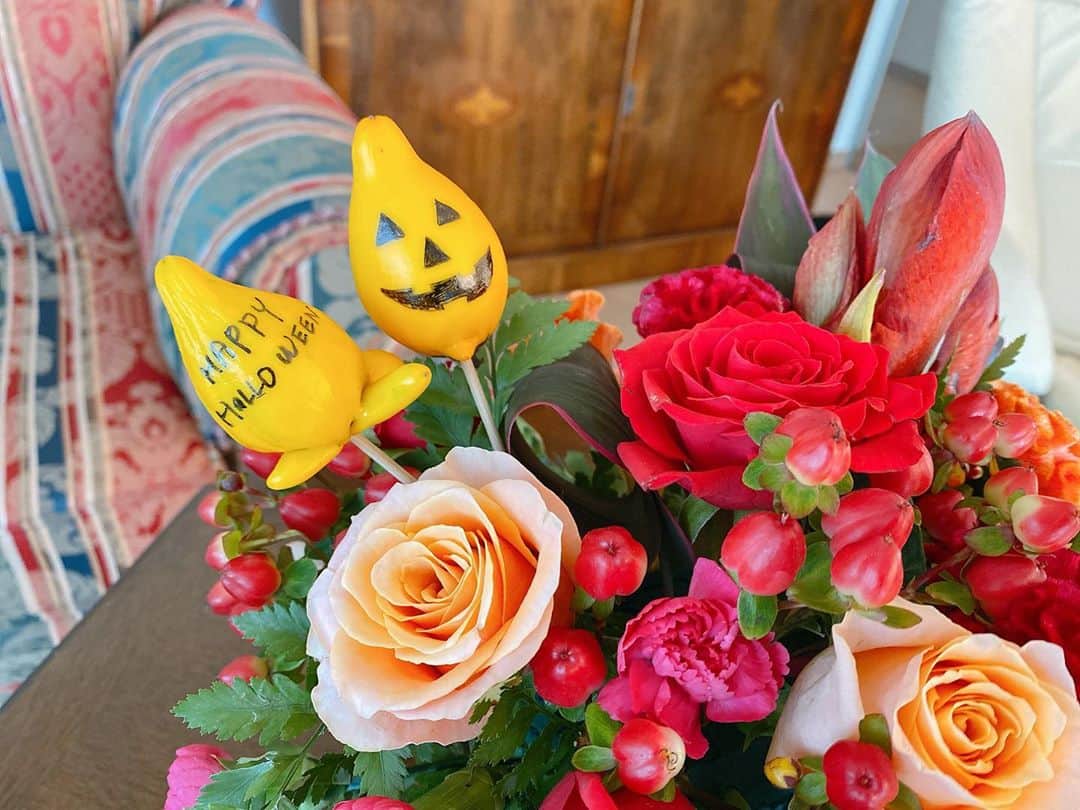 太田唯さんのインスタグラム写真 - (太田唯Instagram)「Happy Halloween 〜🧙‍♀️🎃👻 💜﻿ ﻿ 久しぶりにフラワーアレンジメント教室に行ってきました！﻿ 今回も先生に教えて頂きながら﻿ 1時間夢中でやっていました。﻿ ﻿ かぼちゃの顔は自分でマジックで描いたのですが一気にハロウィンらしくなってお気に入りです🧙‍♀️﻿ ﻿ ﻿ よくできました🎃💮﻿ ﻿  #flowerstagram  #flowerphotography #halloween  #flowerarrangement  #花のある暮らし #ハロウィン #花 #かぼちゃ #フラワーアレンジ #秋 #趣味」10月29日 19時40分 - yuiohta.official