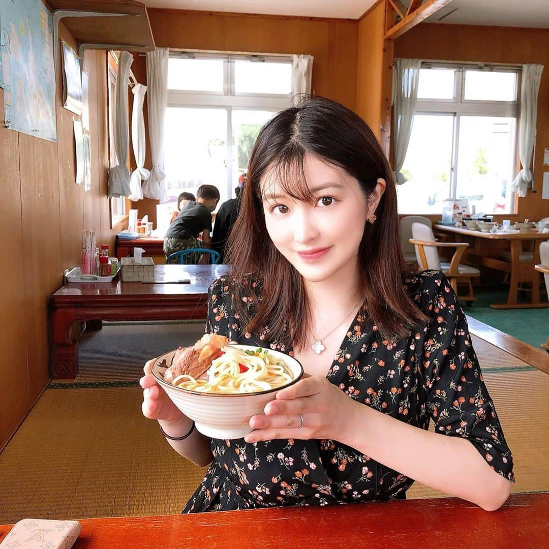 葉加瀬マイさんのインスタグラム写真 - (葉加瀬マイInstagram)「宮古島で食べた宮古そば☺️ 沖縄そばてすごく美味しい！！ていうイメージがなく、なんとなく行ったら食べなきゃくらいの気持ちだったけど、ここのはとっても美味しかった🥺ニンニクが効いててとても私好みです💓  #宮古島グルメ　#宮古島　#miyakojima #미야코지마맛집 #미야코지마」10月29日 19時41分 - m.hakase