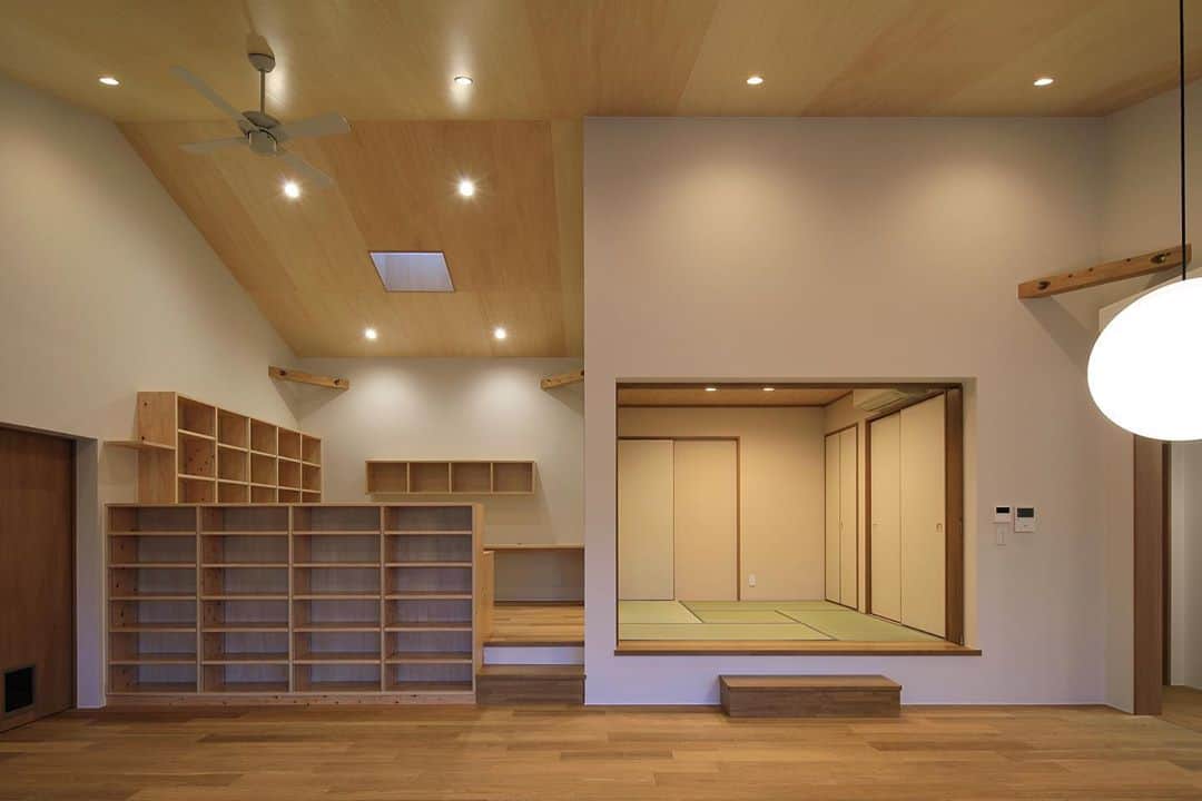 Lips Designのインスタグラム：「House-ONK Photo:studio marsh  #リップスデザイン #住宅 #平屋の家  #ldk  #house  #home  #architecturephotography  #architecture  #interiordesign  #建築家とつくる家  #建築家  #宮崎県」