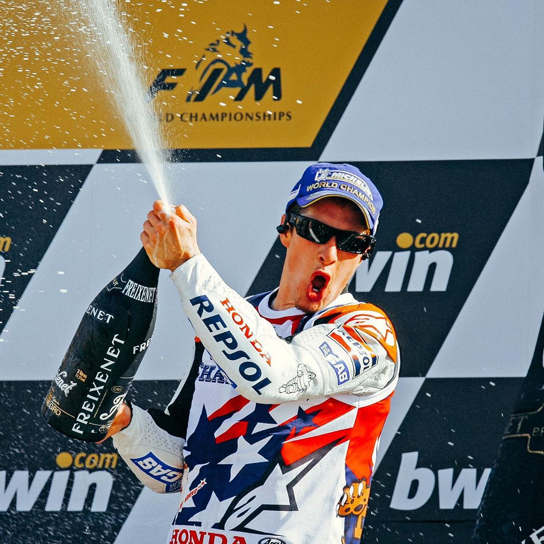 レプソル・ホンダのインスタグラム：「"That’s why we line up on Sunday"  On this day 14 years ago Nicky Hayden took the Honda RC211V to the 2006 MotoGP World Championship title.   #RideOnKentuckyKid」