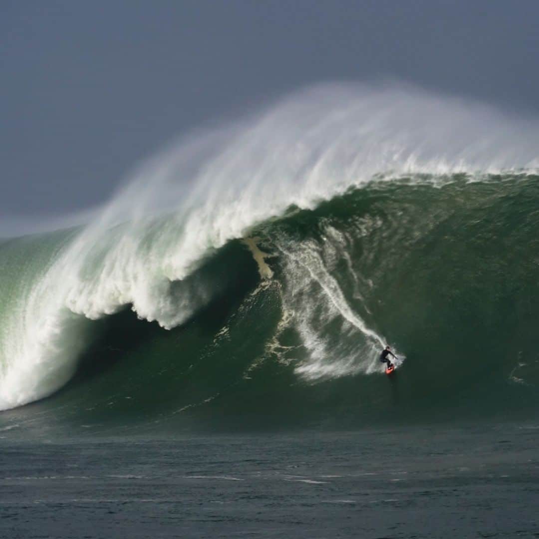 レッドブルのインスタグラム：「a wave made only for the elite, built in Ireland 😎  big wave surfer @conormaguiree tackled one of Ireland's biggest waves as a rare weather occurrence hit the shores which saw a tropical storm merge with a mid-latitude depression 😱 #redbull #givesyouwiiings #surf #ireland #bigwave #surfing」