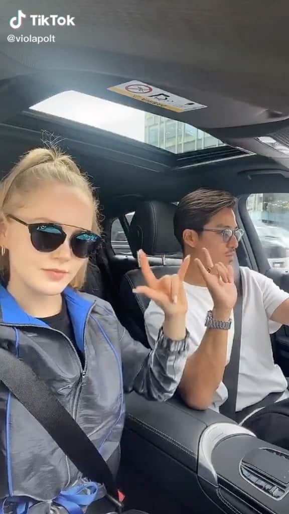 金尾玲生のインスタグラム：「.  @violapolt とtiktok🤟🏽🤟🏽🤟🏽  ビビさんと会うとパワーもらえる✌︎ ありがーとね✌︎」