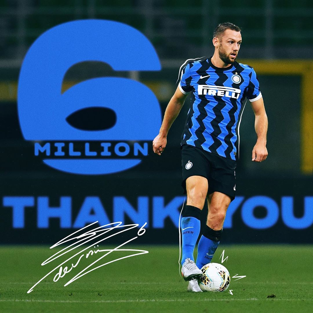 インテルナツィオナーレ・ミラノさんのインスタグラム写真 - (インテルナツィオナーレ・ミラノInstagram)「WE ARE 6️⃣ MILLION! 🖤💙 +2.1 M followers, 184M interactions, 2.6% engagement rate in the last 12 months: thank you #InterFans! #Inter #ForzaInter #NotForEveryone #DeVrij #Instagram #Fans #Followers #Love #Passion #Football」10月29日 20時01分 - inter