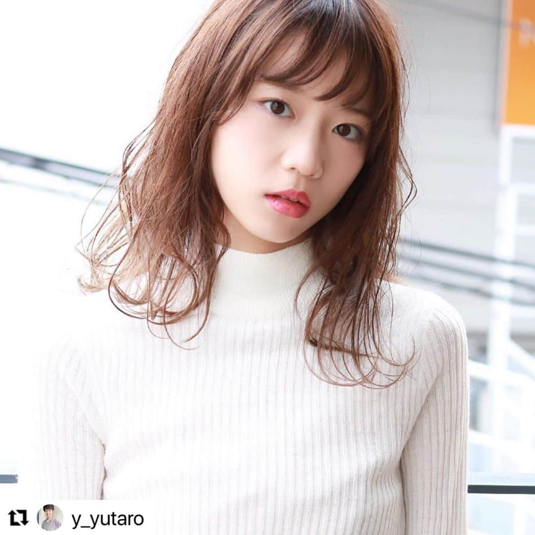 THROW 【スロウ】さんのインスタグラム写真 - (THROW 【スロウ】Instagram)「#Repost @y_yutaro with @make_repost ・・・ 柔らかい透明感たっぷりな #セミロングヘア  ストカール＋中間を26ミリで巻いてます‼︎ クセ毛が気になる方にオススメなhairです😊 . #セミロング #ロングヘア #ストカール #ストカール福岡 #ストカール山崎雄太朗 #やまぴーストカール #髪質改善 #透明感カラー #アッシュ #シースルーバング #アッシュベージュ #ブリーチなし #ワンカール #ヘアカタ #サロンモデル #サロンモデル募集中 #スロウカラー #ティントバー #赤リップ #福岡美容室 #天神美容室 #今泉美容室 #大名美容室 #大名 #天神 #今泉 #beer今泉店 #山崎雄太朗」10月29日 19時55分 - throwcolor