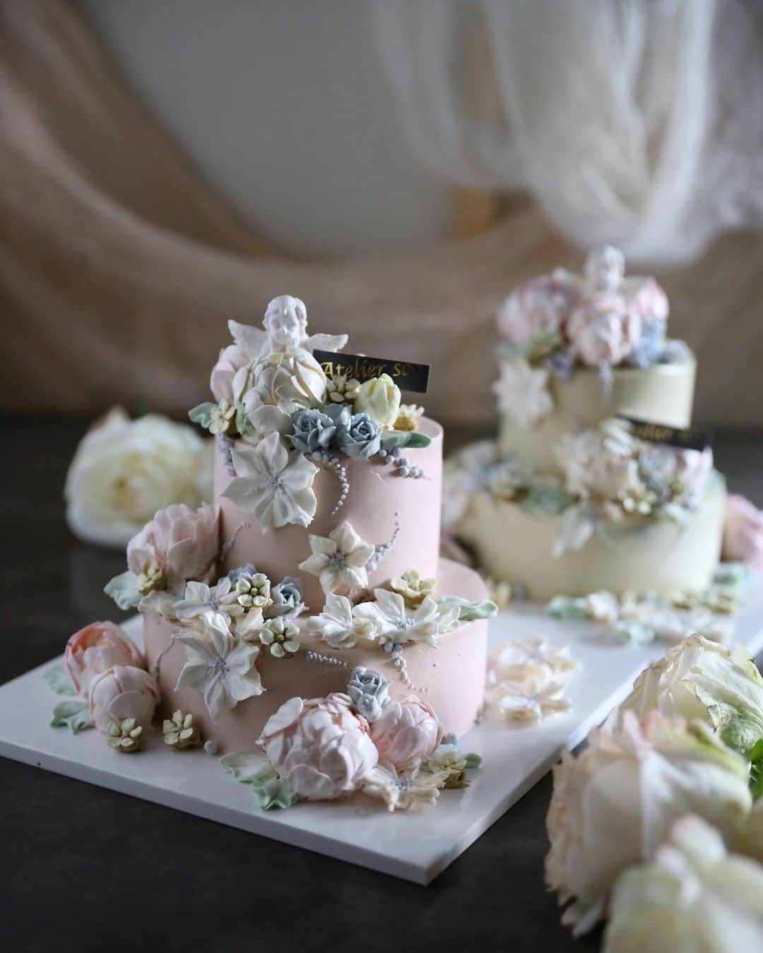 청담 수케이크 (atelier soo)さんのインスタグラム写真 - (청담 수케이크 (atelier soo)Instagram)「ㅡ Sooclass ⚜️ 쑥케이크.초코케이크 참예쁜2단케이크와웨딩케이크용작약 ㅡ #flower #cake #flowercake #partycake #birthday #bouquet #buttercream #baking #wilton #weddingcake ㅡ www.soocake.com vkscl_energy@naver.com」10月29日 19時56分 - soocake_ully