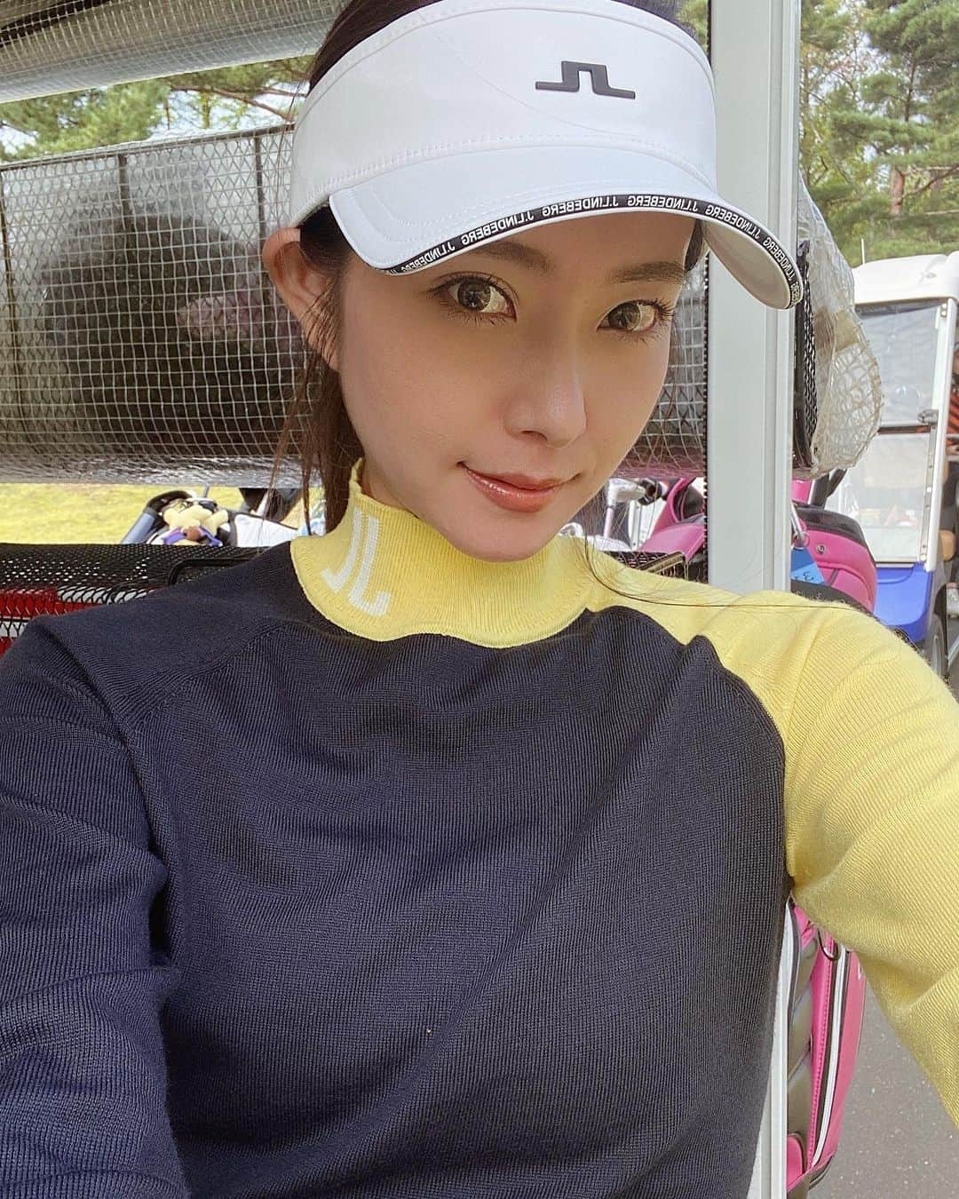 鈴木朱音のインスタグラム：「この間のゴルフでは少しだけみんなに成長を見せられたかな⛳️ ゆーても190→140というヘボヘボなスコアwww 11月もゴルフ行くから練習せねば🏌️‍♀️🔥 . 2枚目は全身コーデだよ▶︎▶︎▶︎ 同級生の @golf_yuumi が教えてくれたブランドで、 シンプルで合わせやすいのにおしゃれな配色が多くてオススメ！！ 教えてくれてありがとゆーみ❤︎ . sunglasses @oakley  sun visor @jlindebergsport  sweater @jlindebergsport  skirt @jlindebergsport  socks @vivaheartofficial  . . #golf #golfstagram #golfgirl #golfwear  #sports #jlindeberg #vivaheart #oakley #ゴルフ #ゴルフ女子  #ゴルフウェア #ゴルフコーデ #ゴルフ初心者 #ジェイリンドバーグ #ビバハート #スポーツ女子 #泉国際ゴルフ倶楽部」