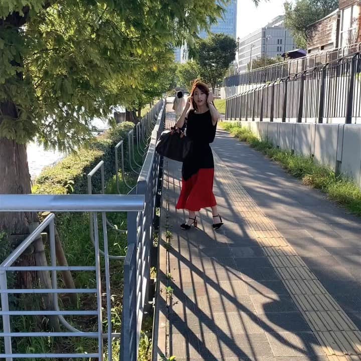近藤夏奈のインスタグラム：「最近の撮影だったり色々📸　﻿ ﻿ ﻿ 自分の想いを形として表現していきたいなと﻿ 思ったここ数年。﻿ 　﻿ ﻿ 競技者としてスポーツに打ち込んできた事。﻿ 指導する立場として伝えてきた事。﻿ ﻿ ﻿ スポーツや健康、美容などについて﻿ 学んできた知識や経験を今﻿ メディアを通して届けられることに﻿ やりがいを感じ、とても感謝しています🌱﻿ ﻿ ﻿ もちろん、失敗することや﻿ うまくいかないことも沢山あります﻿ ﻿ ﻿ でも、その1つひとつを自分の『生き方』﻿ として1人でも多くの人に届けられたらなと思います﻿ ﻿ ﻿ ＊＊＊＊＊＊＊＊＊＊＊＊＊＊＊＊＊＊﻿ ﻿ 明日も午後5時から7時🕔﻿ ウメダFM『BE sports』2時間生放送🗣💙﻿ ＊私のストーリーからも聴いてもらえます﻿ ﻿ ﻿ メッセージテーマはハロウィンにちなんで🎃﻿ 『ハロウィン何するー？』にしたいと思います✌︎﻿ ﻿ ﻿ 💌テーマ以外のことも何でも大歓迎🙌﻿ 今聴きたい曲と共にメッセージおまちしてます💗﻿ ﻿ ﻿ ﻿ ﻿ ﻿ ﻿ ﻿ ﻿ ﻿ ﻿#ウメダfm #ウメダfmbehappy789#ラジオパーソナリティ #リポーター #動画#撮影風景」