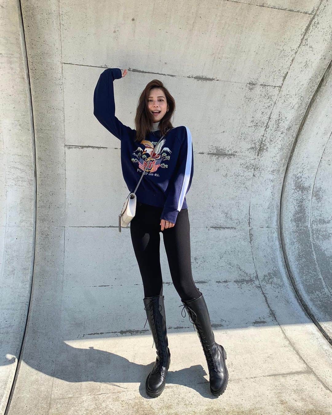 小屋春菜のインスタグラム：「day2 1日目のカーディガンとトレーナー変えただけ荷物は最小にかぎりますね🧳  海に入りたいと駄々こねる娘🌊 最近は旦那さんとラブラブ度増してて私の入る隙なし🙂  #旅行 #家族旅行 #南知多 #日間賀島 #美浜町 #私服 #アウトフィット  お気に入りのPOLOトレーナー♡」