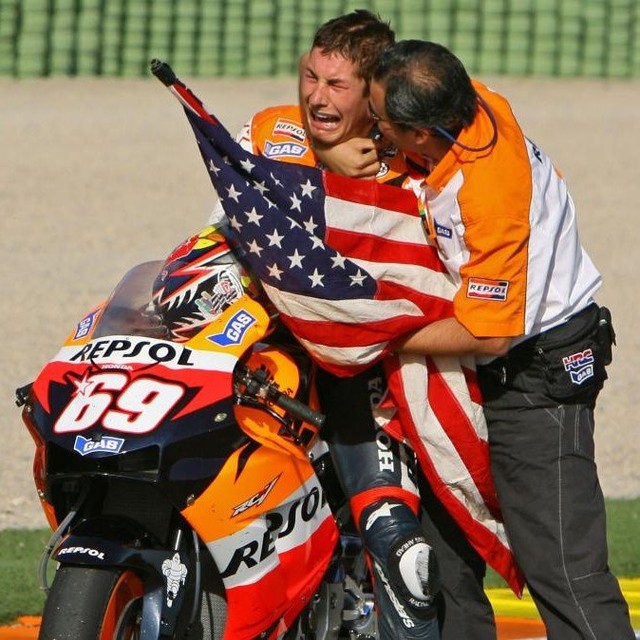 MotoGPさんのインスタグラム写真 - (MotoGPInstagram)「#OnThisDay 14 years ago at the #ValenciaGP 🏁 Nicky Hayden became #MotoGP World Champion 🇺🇸🏆 We miss you Nicky! ❤️ #RideOnKentuckyKid」10月29日 20時00分 - motogp