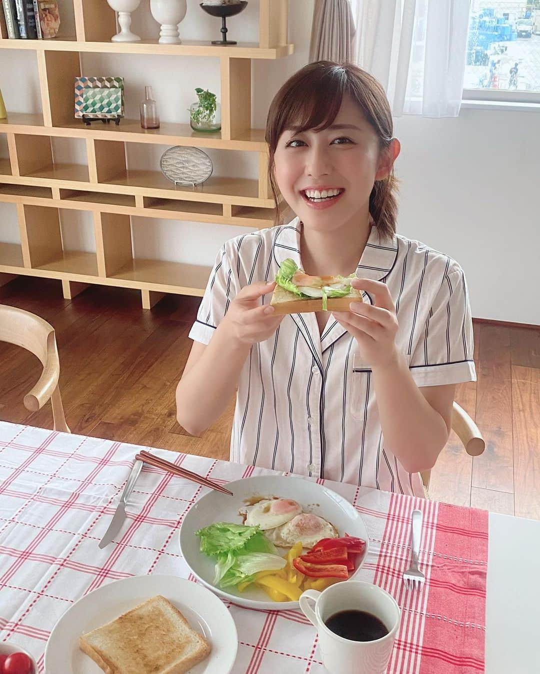 斎藤ちはるさんのインスタグラム写真 - (斎藤ちはるInstagram)「休日の朝は、食パンに目玉焼き・レタスを乗せて食べています🍳🍞 . そのためFLASHの撮影は、斎藤家の食卓をほぼ再現😳 . . #撮影時 #自分 で #目玉焼き #焼いた けど #まさかの #黄身 が #割れた #恥ずかしかった #思い出 が #でも #美味しかった . #FLASH #絶賛発売中です！ . . #斎藤ちはる#テレビ朝日アナウンサー#テレビ朝日#テレ朝#アナウンサー#フラッシュ#撮影#オフショット#裏側#目玉焼きトースト#卵#たまご#大好き#たまご好き#パン#パン派#朝ごはん」10月29日 20時10分 - chiharu_saito_ex