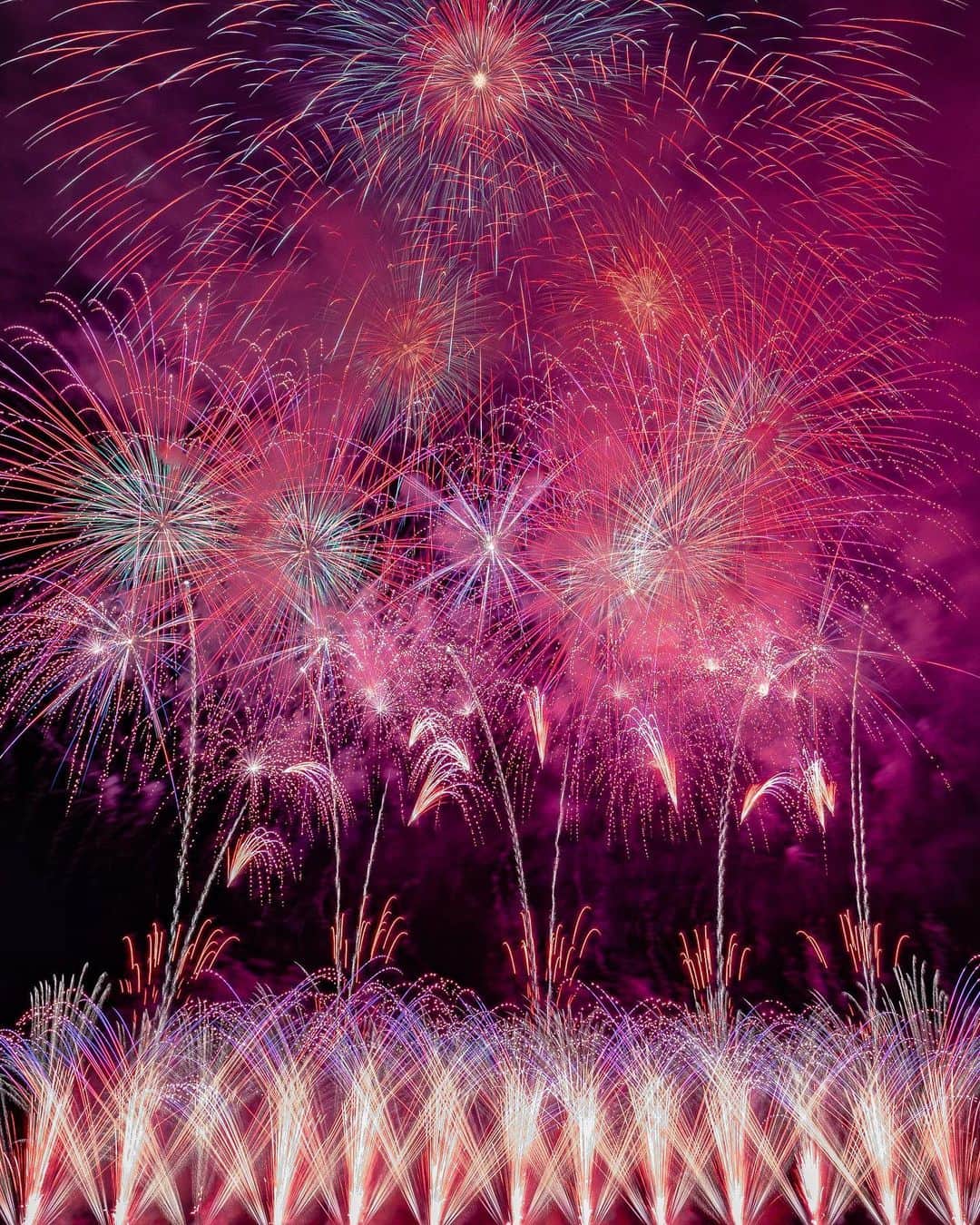 詩歩さんのインスタグラム写真 - (詩歩Instagram)「🎆﻿ ﻿ シークレットで神明の花火をちょこっと体験！﻿ ﻿ 山梨県の市川三郷町で毎年8月に開催される #神明の花火大会 。江戸時代には日本三大花火大会のひとつに数えられたほど、歴史がある花火大会です。﻿ ﻿ 2020年は残念ながら中止になってしまったけれど、今回サプライズで開催されたシークレット花火にご招待いただいて見に行ってきました🎆﻿ ﻿ 主催はAmazonプライムさん。﻿ なんと私が毎週楽しみにしている番組 #バチェロレッテ が今週最終回を迎えるということで、その生放送にあわせたサプライズ花火でした！﻿ ﻿ バチェラーシリーズはSeason1から全部見てますが、ただ好きでみていた番組に、こんな形でちょこっと関われるとは・・・！🌹﻿ ﻿ 実際の「神明の花火大会」は恋人たちの出会いの場として親しまれていたそう。﻿ 最近ではメッセージ花火を使った公開プロポーズが行われているそうで、聞いた話だとなんと成功率が100%だとか・・・！😳﻿ ﻿ 今回のサプライズ花火でも、番組にちなんだ「バラ」「ハート」の花火も打ち上がりました。（２枚目の写真、バラに見えるかな・・・！？）﻿ ﻿ 市川三郷町には全国的に有名な煙火店（花火屋さん）が数多くあるのですが、いつもは全国各地の花火大会で打ち上げている花火師さんたちが、自分の地元で花火をやるという花火大会。場所取りが壮絶らしいけれどｗ、来年は現地で見てみたいなぁ！﻿ ﻿ ﻿ なお、バチェロレッテは金曜日0時に最終回が公開！！！！！！！！！！😭一体どっちが選ばれるんだ・・・わくわくどきどき🌹みなさんは誰推しでしたか😁？﻿ ﻿ ﻿ ﻿ 📷新しく買ったカメラの初戦がこの日だったので、写真のクオリティはご愛嬌で…笑﻿ ﻿ ﻿ 📍シークレット花火（神明の花火）／山梨県﻿ 📍Shinmei Fireworks Festival-secret ver.-／ Japan﻿ #shiho_yamanashi﻿ ﻿ ﻿ ﻿ ﻿ ﻿ ©Shiho/詩歩﻿ ﻿ ﻿ ﻿」10月29日 20時11分 - shiho_zekkei