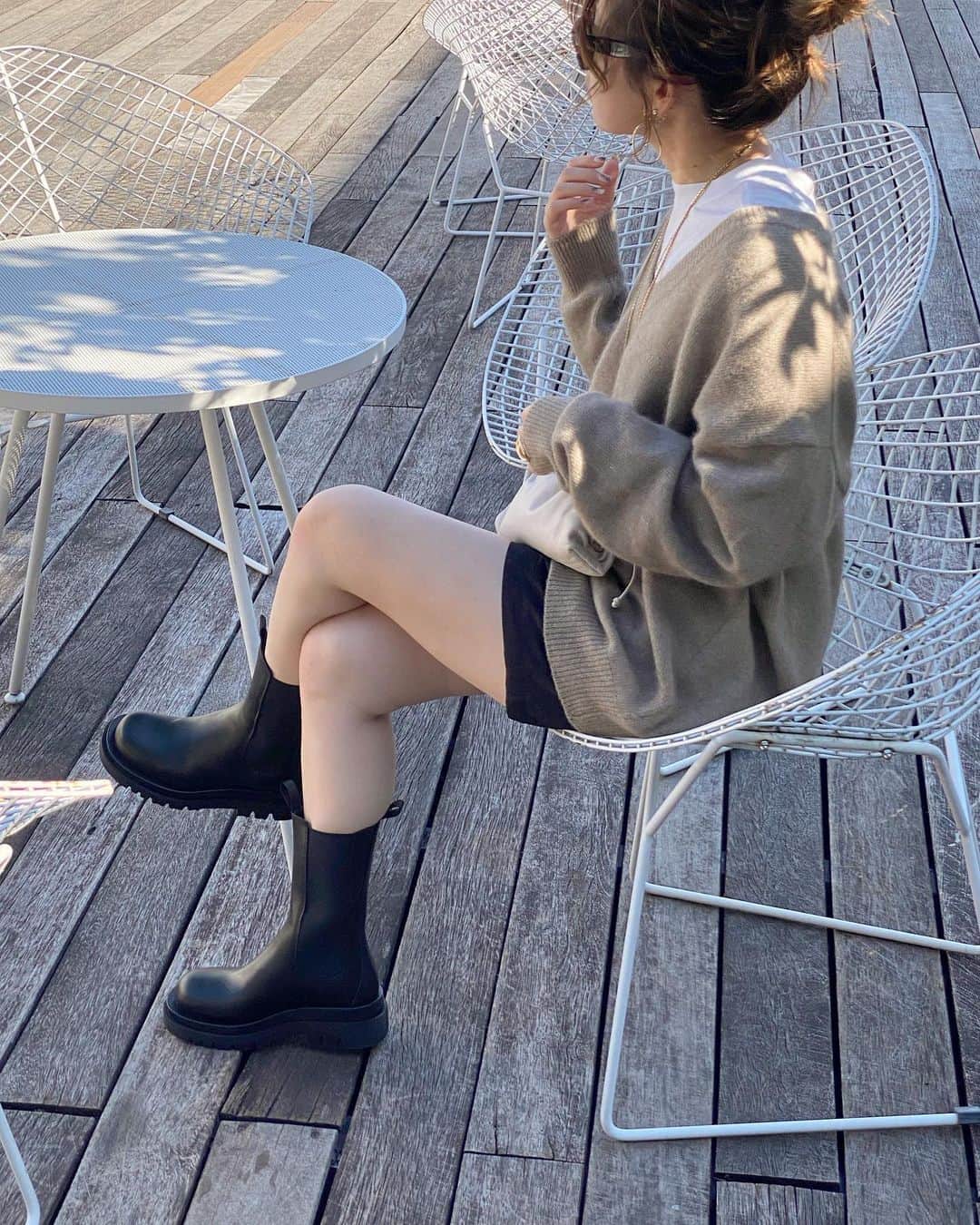 akiii031のインスタグラム：「いつかの💭 お気に入りラクーンニット🐻 @aulii_amomentofhappiness   インナーにTシャツ着てカジュアルに♡  #aulii_moment」