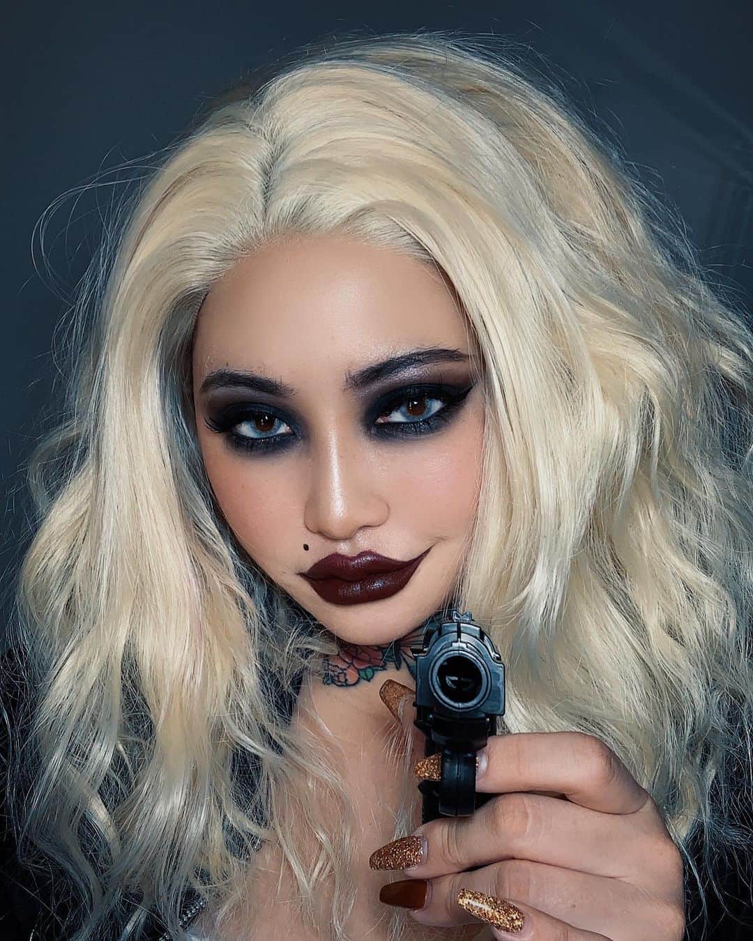 のインスタグラム：「🖤 #tiffanyvalentine 🖤 . . Tiktokでリクエストがあったから何年ぶりかにしてみた🖤🎃 今年はハロウィン3パターンするから残りふたつ楽しみにしててね✨ . . #tiffanydoll #fakegun #halloween2020 #chucky #chuckytiffany #smokymakeup」